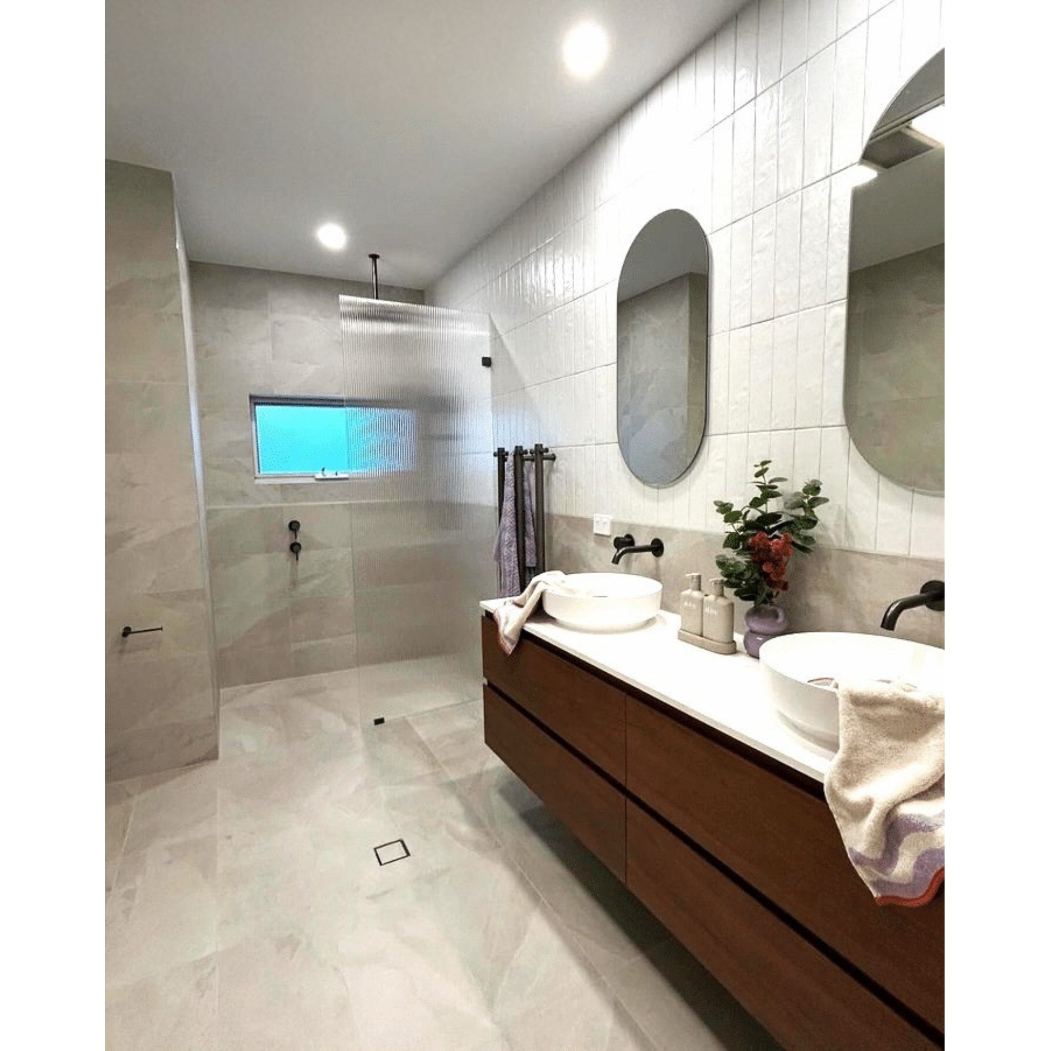 THERMOGROUP ROUND VERTICAL SINGLE HEATED RAIL 900MM MATTE BLACK