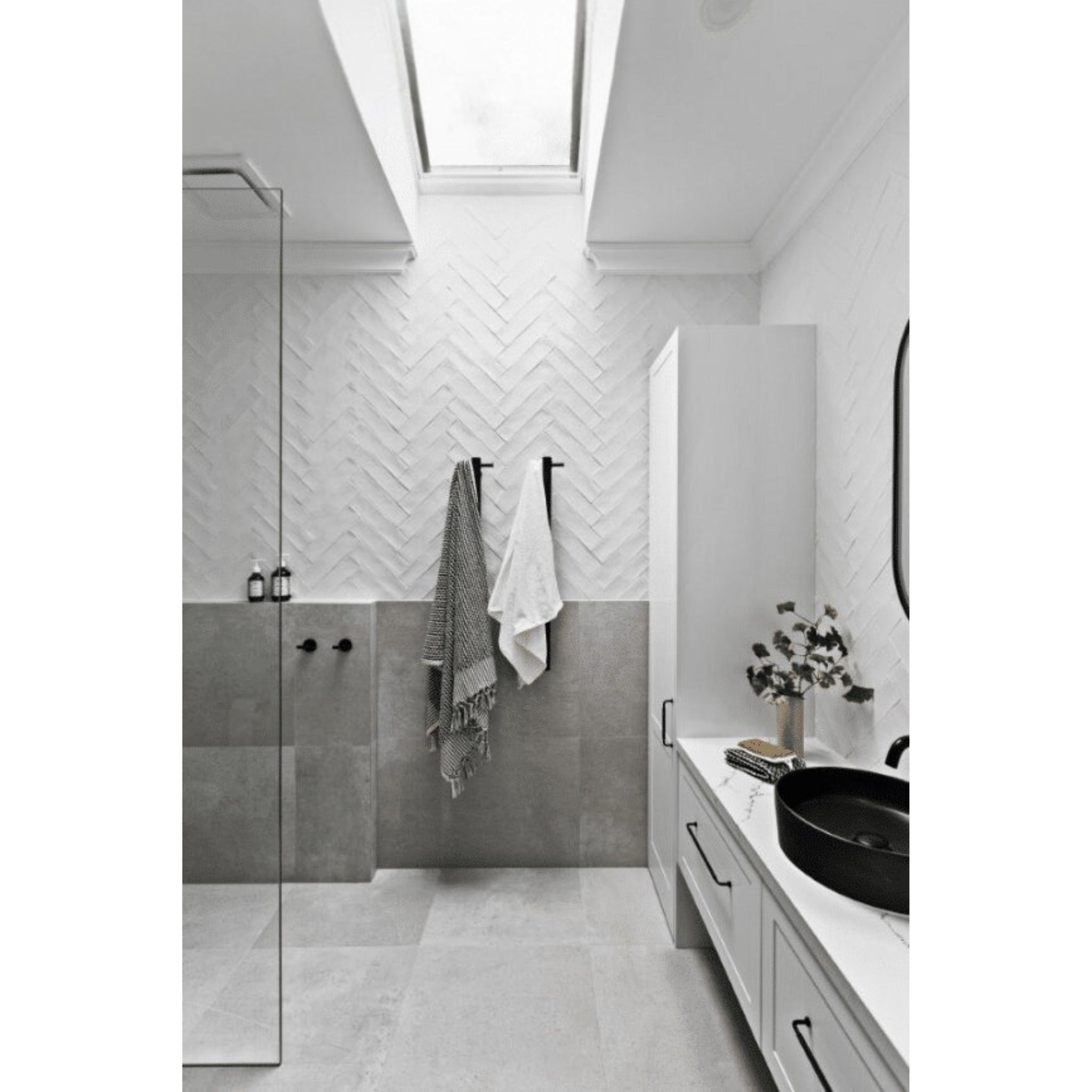 THERMOGROUP ROUND VERTICAL SINGLE HEATED RAIL 900MM MATTE BLACK