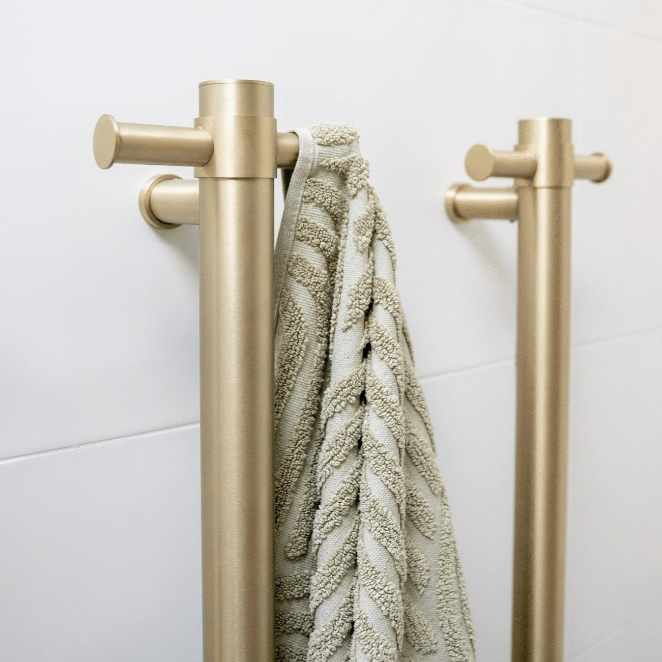 THERMOGROUP BRUSHED BRASS STRAIGHT ROUND VERTICAL SINGLE HEATED TOWEL RAIL 900MM