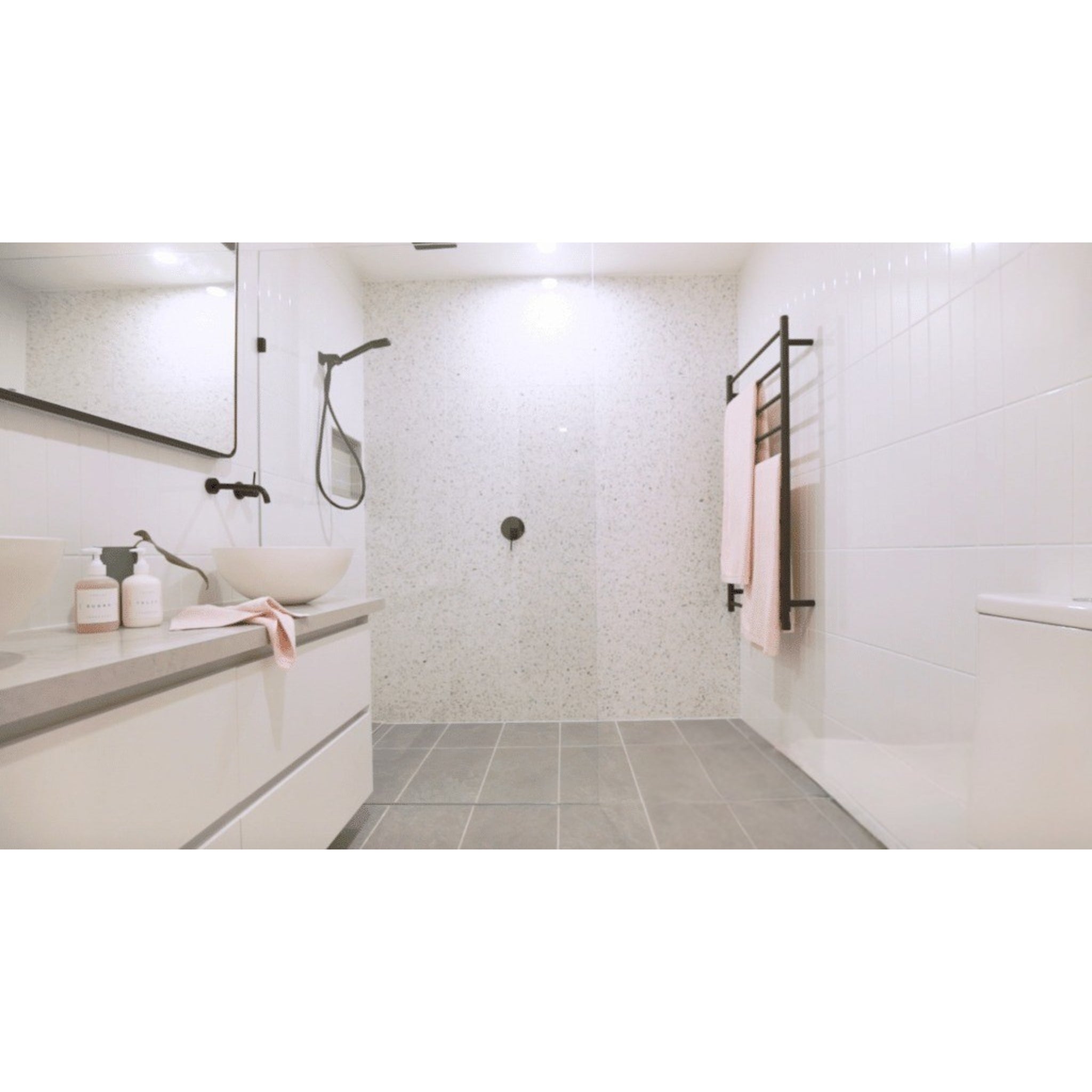 THERMOGROUP STRAIGHT ROUND HEATED LADDER RAIL MATTE BLACK 1200MM