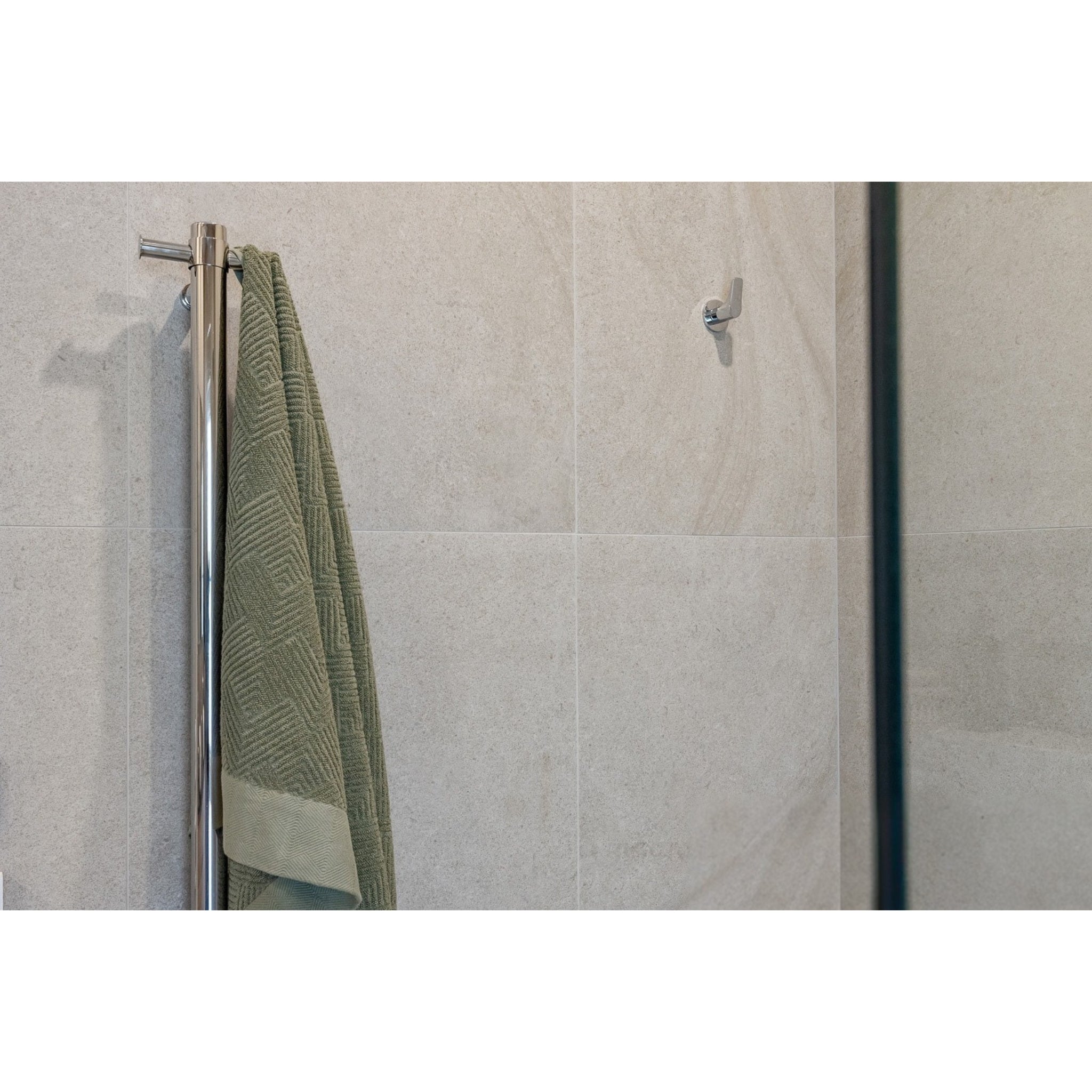 THERMOGROUP STRAIGHT ROUND VERTICAL SINGLE HEATED TOWEL RAIL 900MM