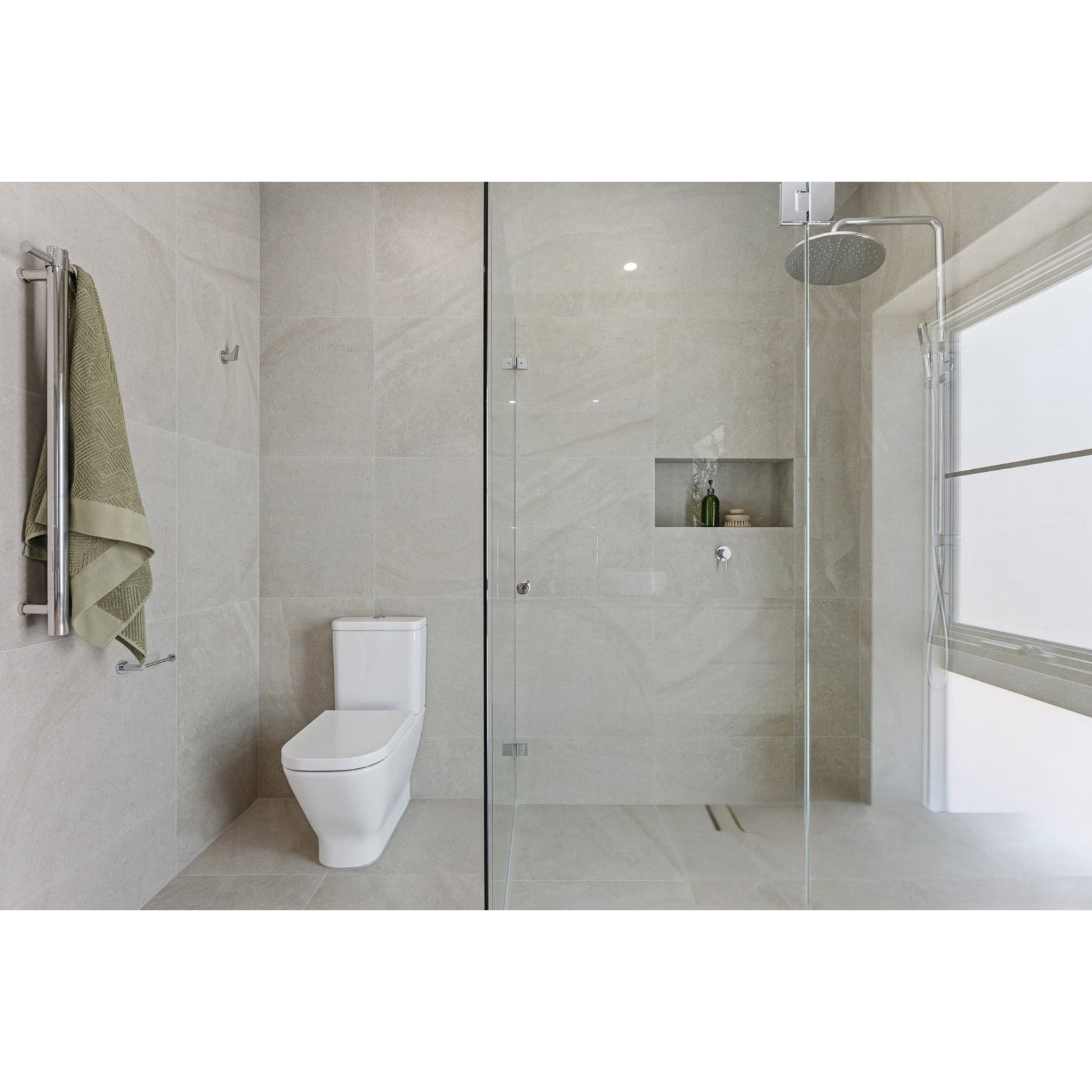 THERMOGROUP STRAIGHT ROUND VERTICAL SINGLE HEATED TOWEL RAIL 900MM