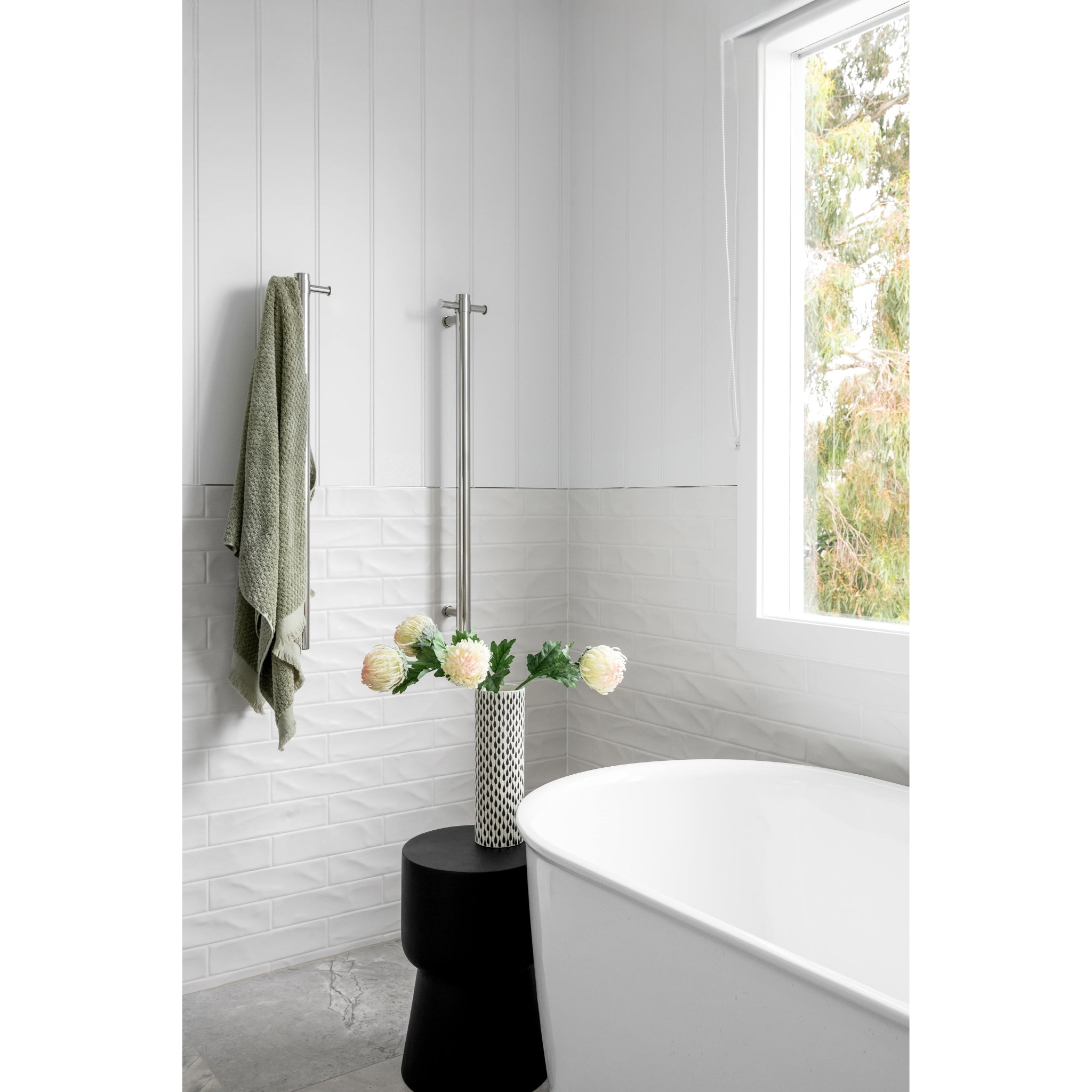 THERMOGROUP STRAIGHT ROUND VERTICAL SINGLE HEATED TOWEL RAIL 900MM