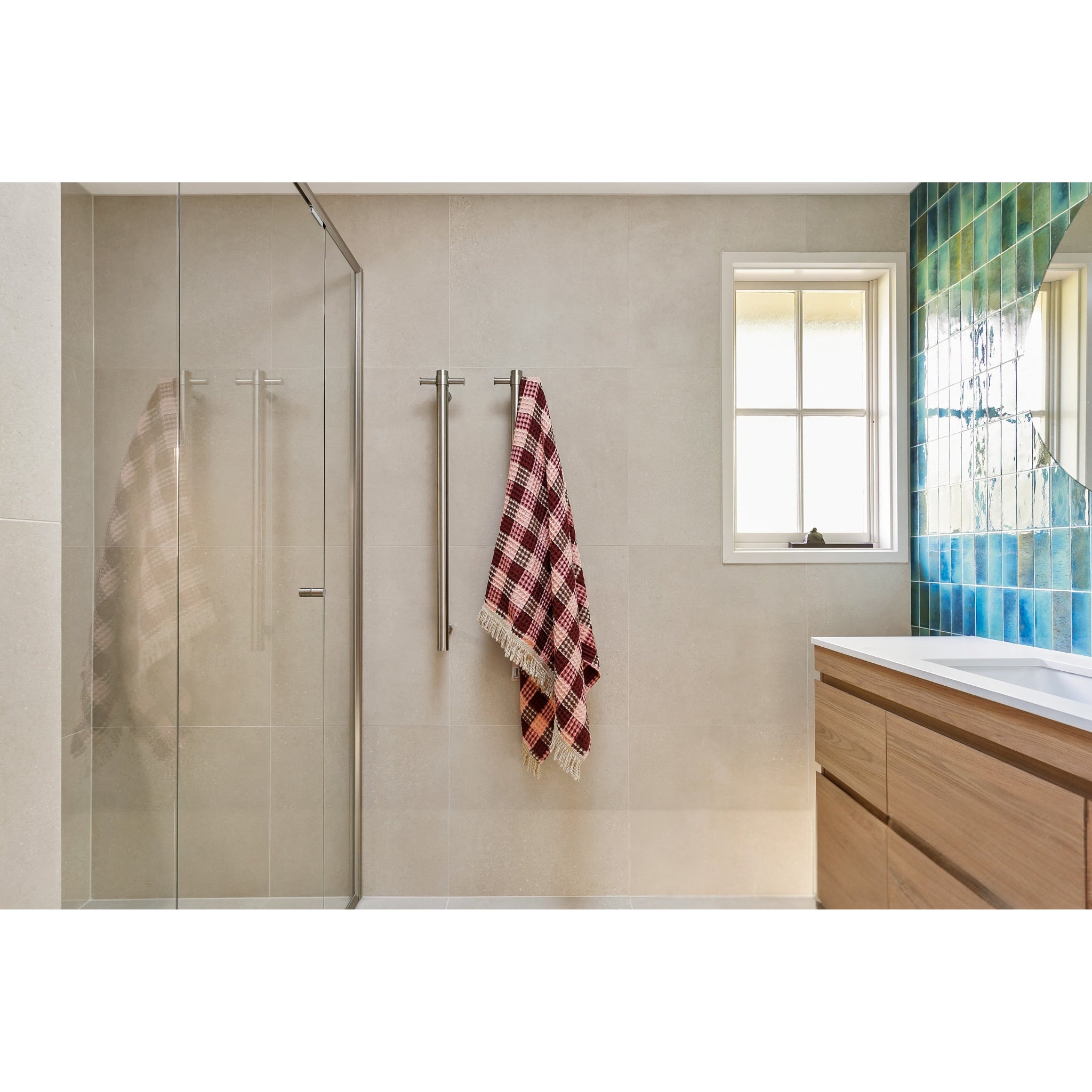 THERMOGROUP STRAIGHT ROUND VERTICAL SINGLE HEATED TOWEL RAIL 900MM