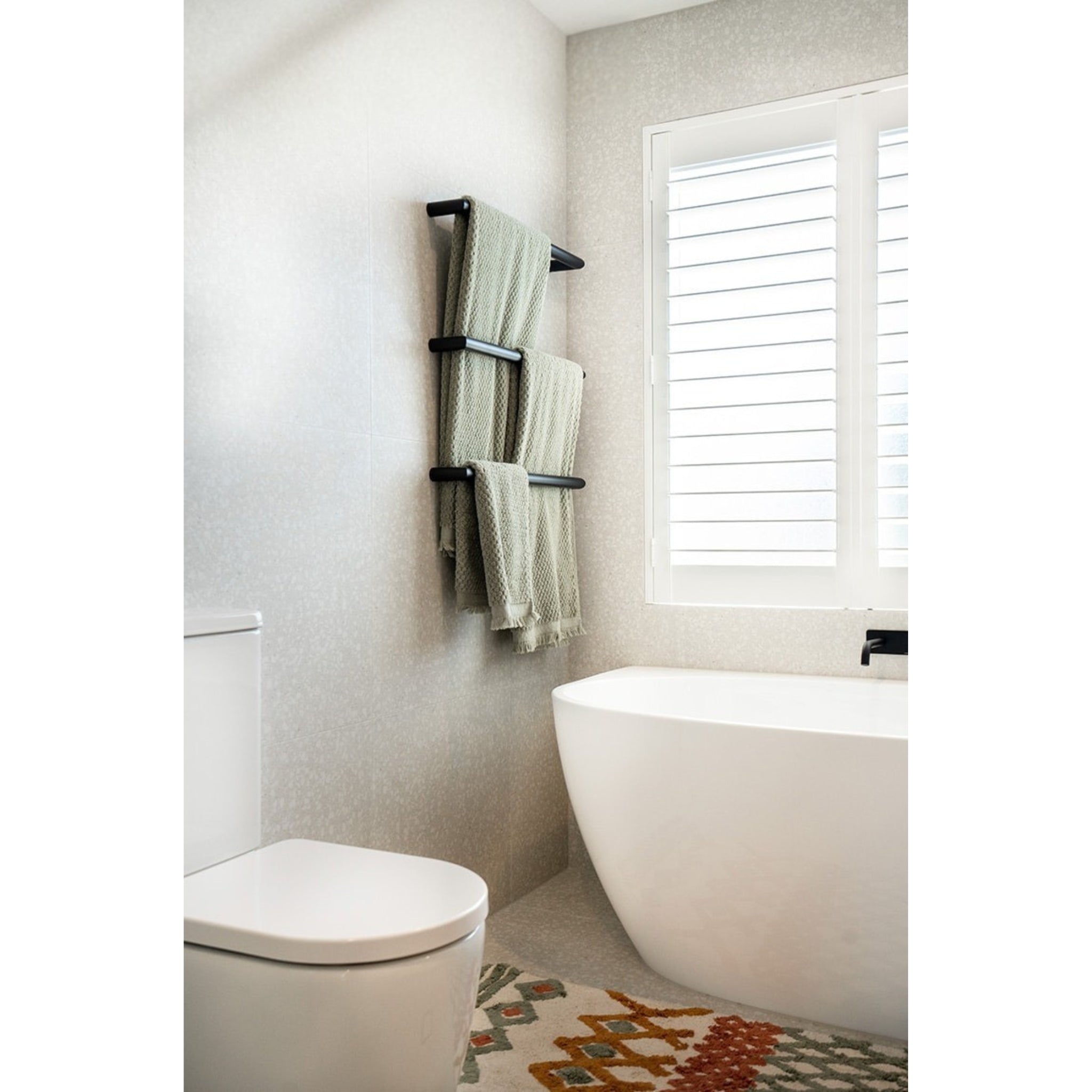 THERMOGROUP ROUND SINGLE BAR HEATED TOWEL RAIL 632MM BLACK