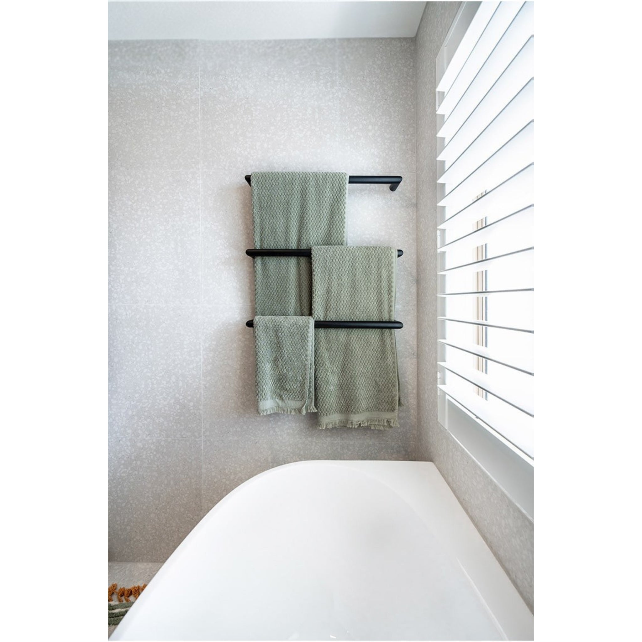 THERMOGROUP ROUND SINGLE BAR HEATED TOWEL RAIL 632MM BLACK