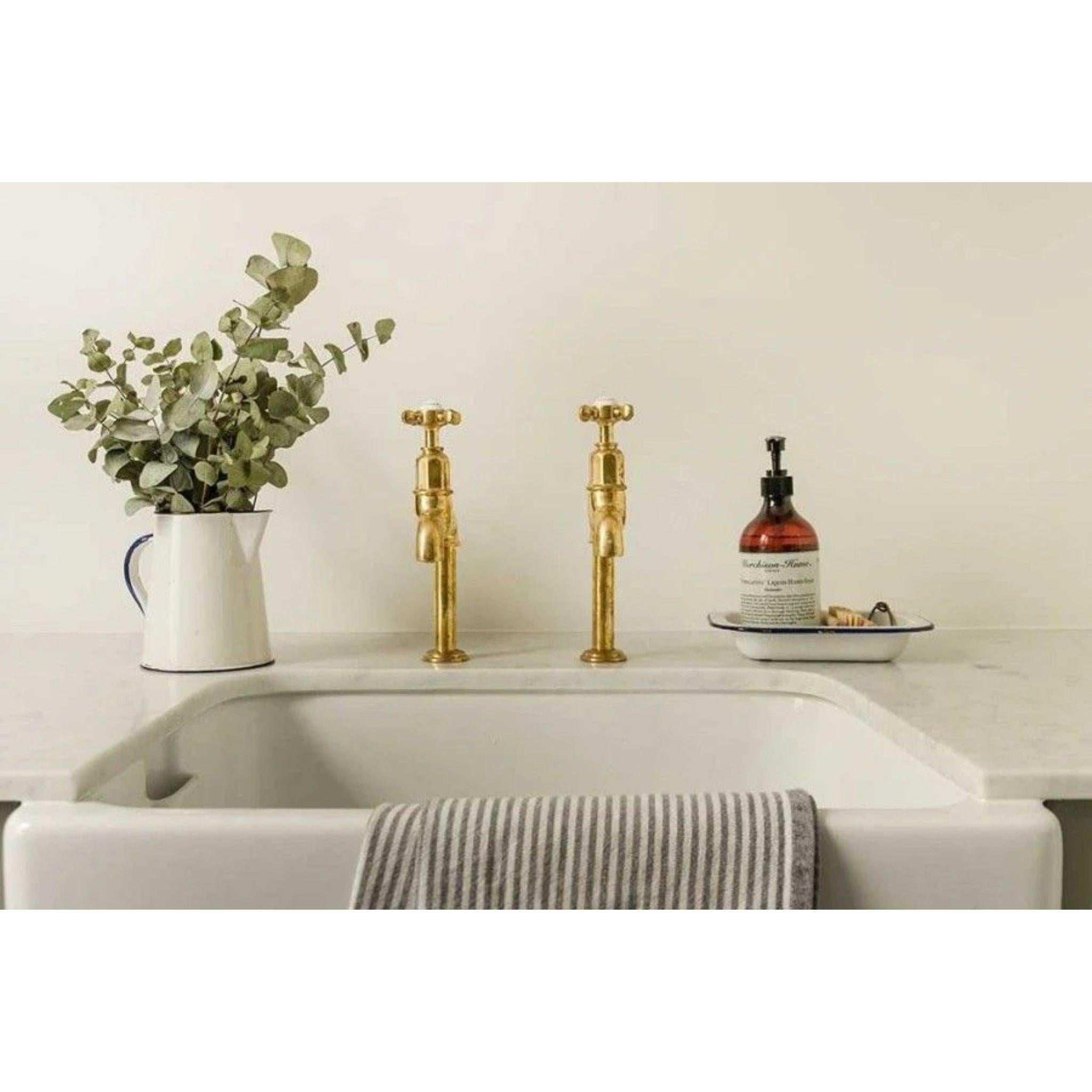 TURNER HASTINGS BELFAST FARMHOUSE BUTLER SINK WITH INTERNAL OVERFLOW GLOSS WHITE 600MM