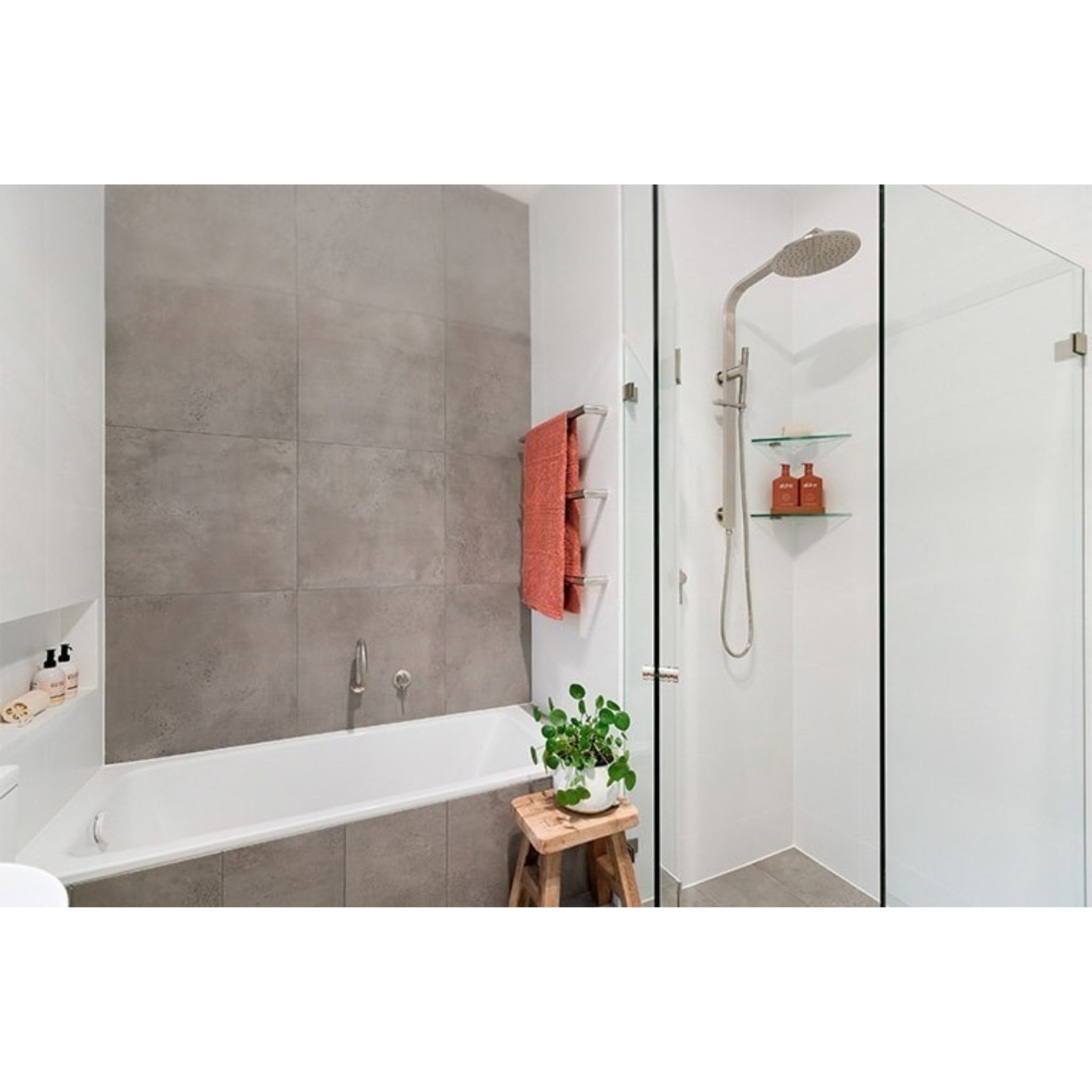 THERMOGROUP ROUND SINGLE BAR HEATED TOWEL RAIL 632MM POLISHED STAINLESS STEEL