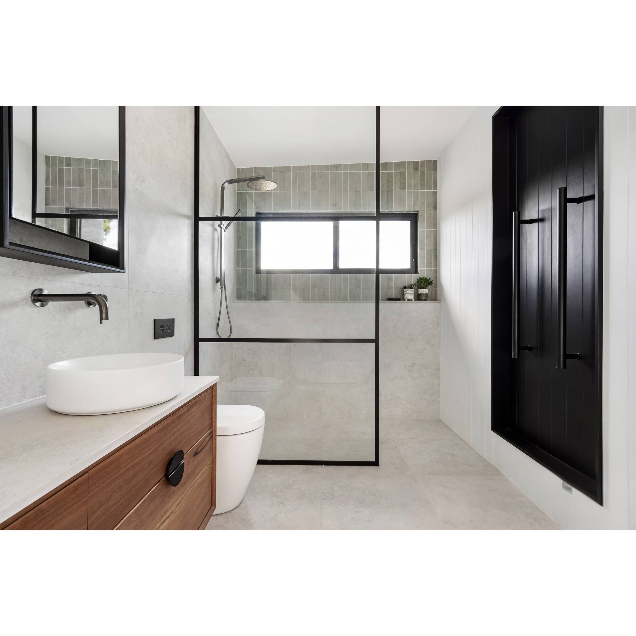 THERMOGROUP ROUND VERTICAL SINGLE HEATED RAIL 900MM MATTE BLACK