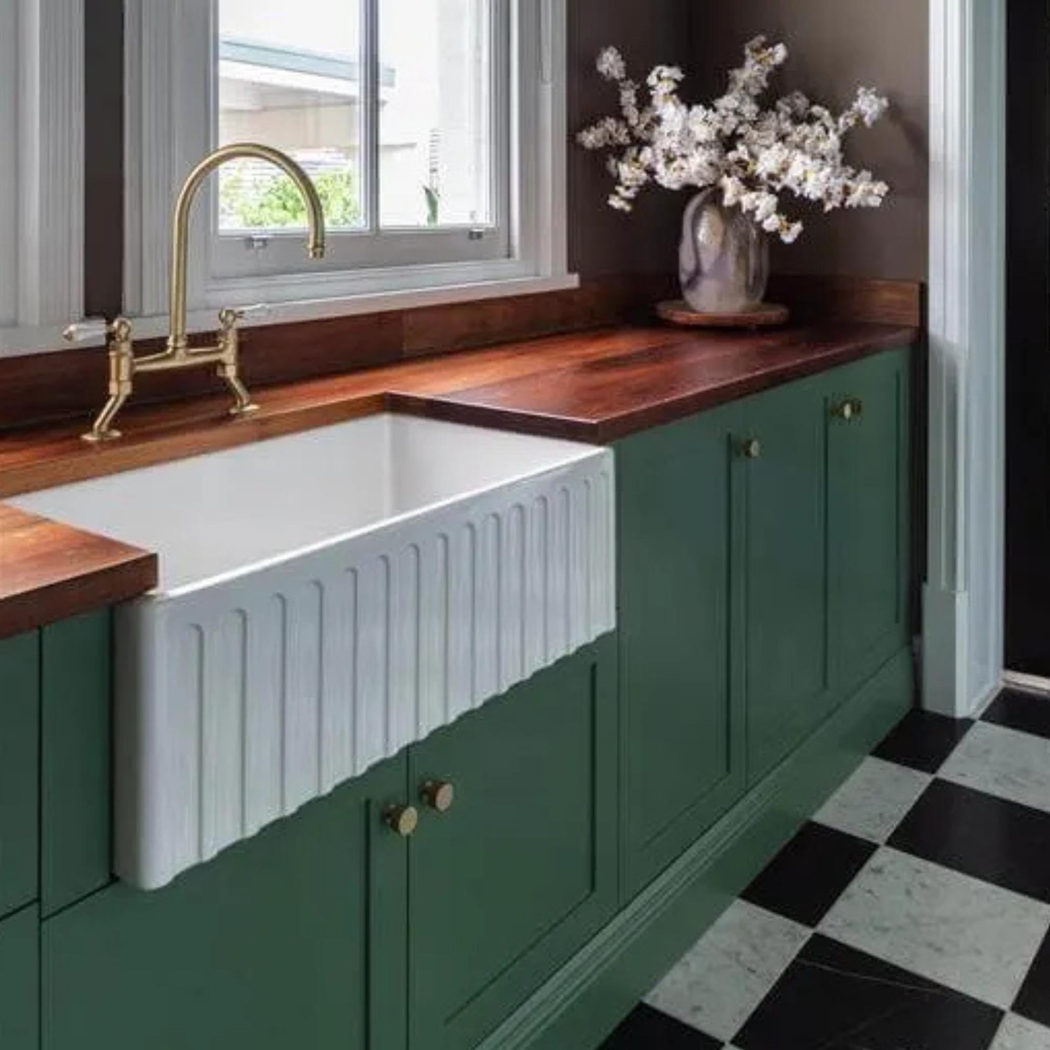 TURNER HASTINGS COVE FIRECLAY BUTLER SINK WITH OVERFLOW GLOSS WHITE 762MM