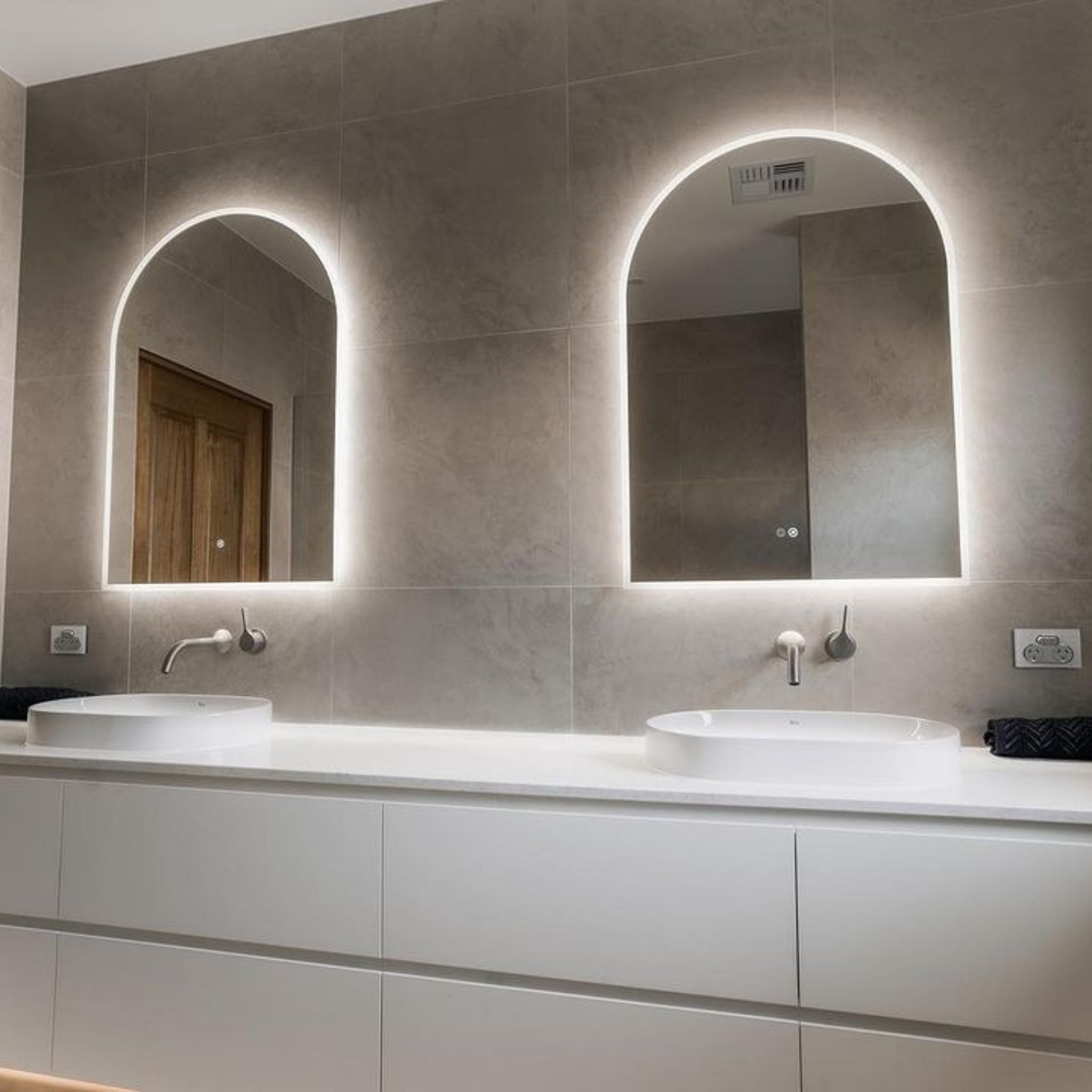 REMER ARCH FRAMELESS LED MIRROR W/ DEMISTER & PORTABLE MAGNIFIER 700X1000MM