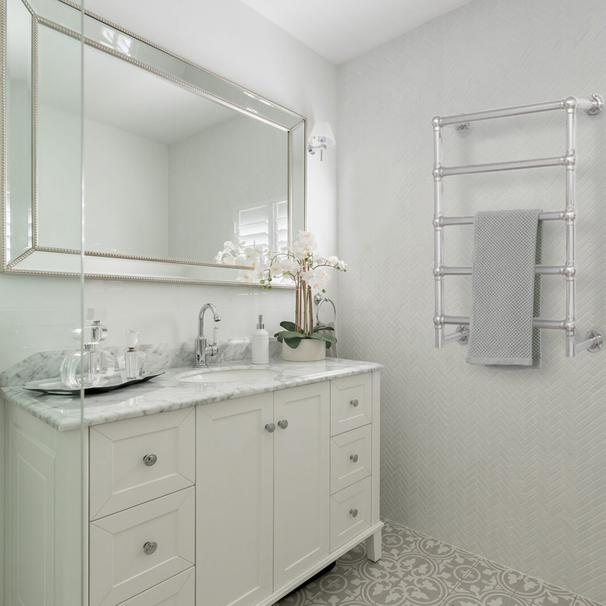 TURNER HASTINGS MAYER LIQUID-FILLED HEATED TOWEL RAIL CHROME 600MM