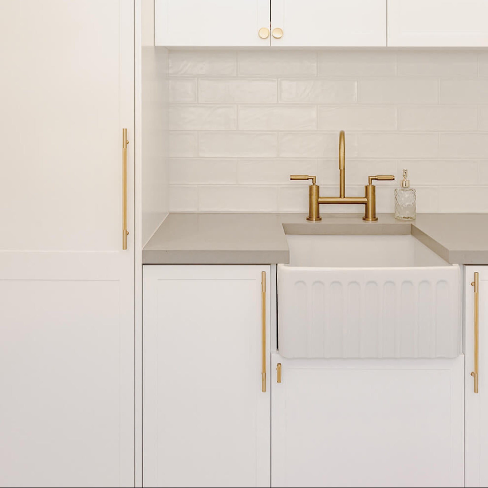 TURNER HASTINGS NOVI FINE FIRECLAY FARMHOUSE BUTLER SINK WITH OVERFLOW MATTE WHITE 500MM