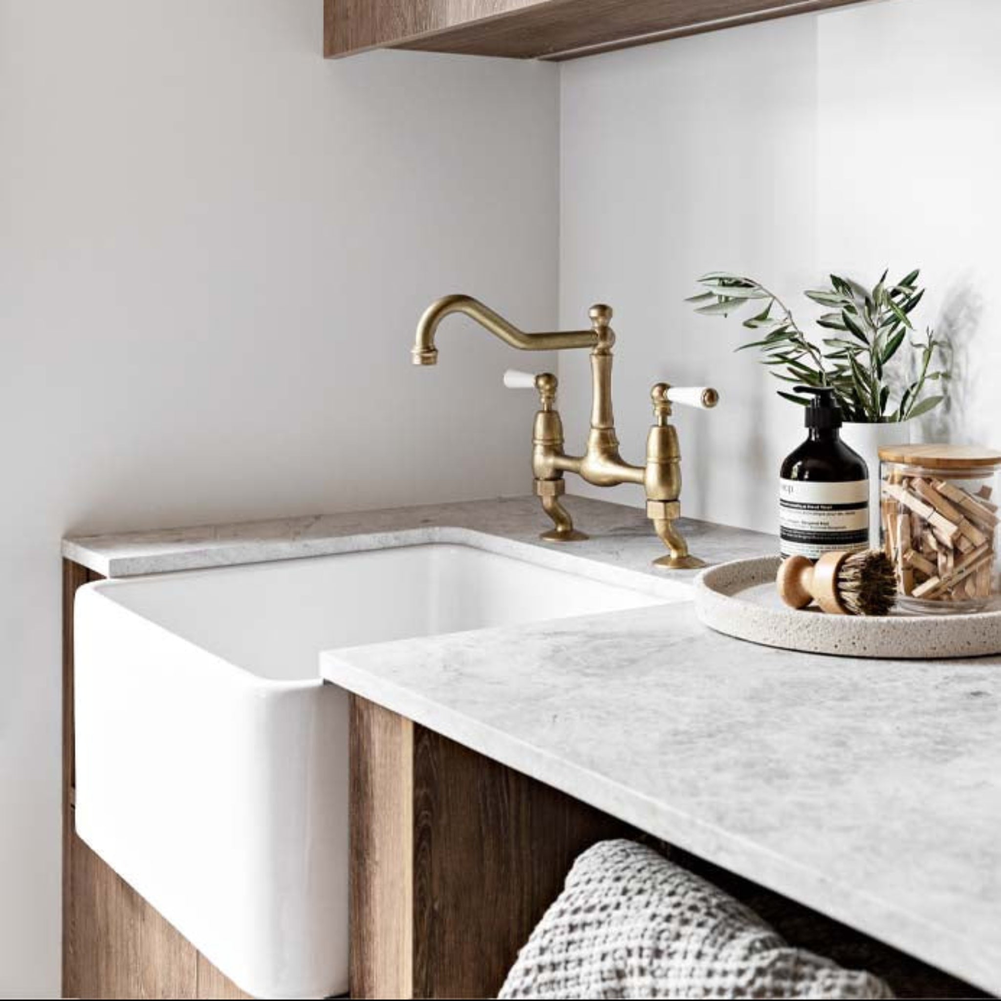 TURNER HASTINGS NOVI FARMHOUSE BUTLER SINK GLOSS WHITE 500MM