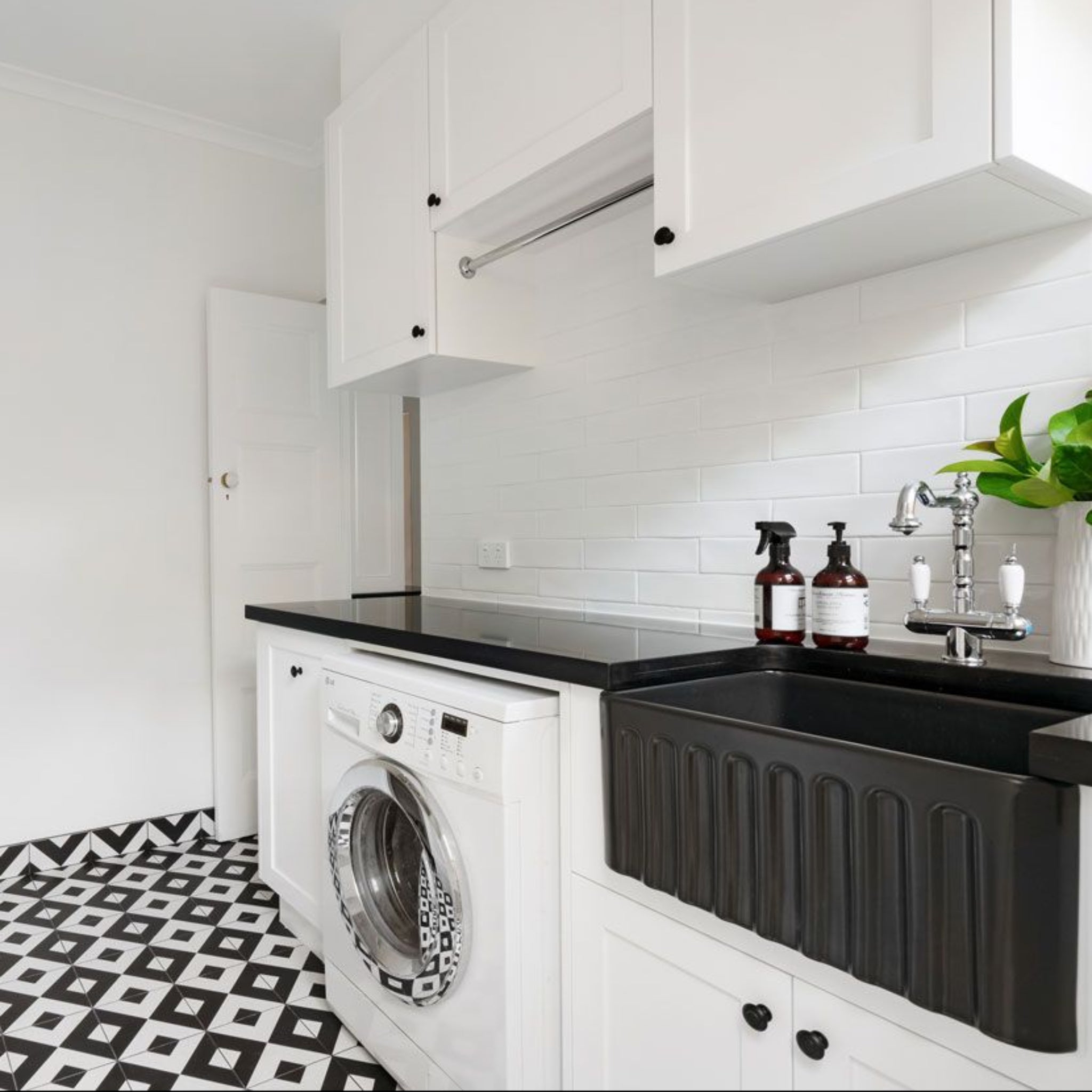 TURNER HASTINGS NOVI FARMHOUSE BUTLER SINK WITH OVERFLOW MATTE BLACK 500MM