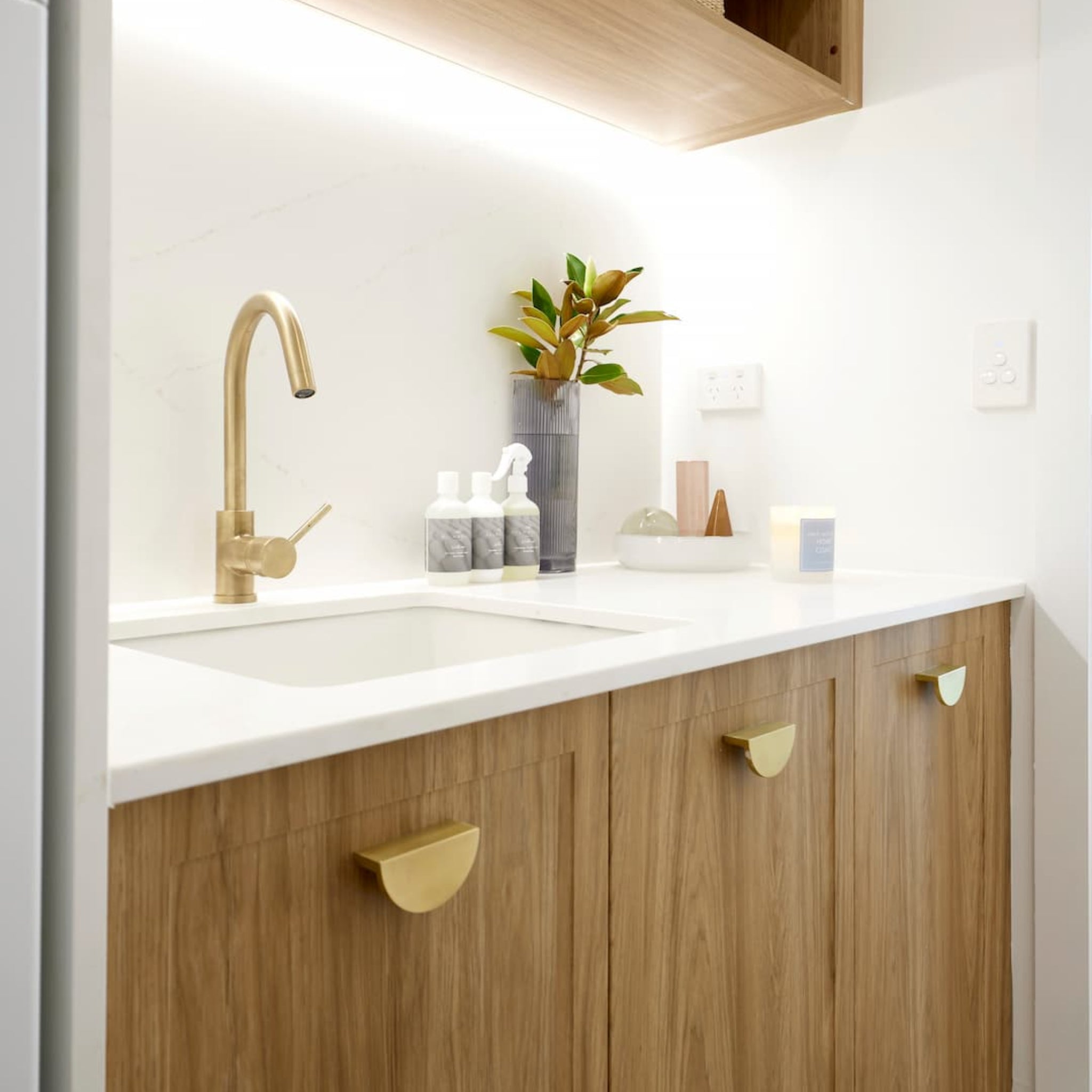 TURNER HASTINGS NOVI FARMHOUSE BUTLER SINK WITH OVERFLOW GLOSS WHITE 500MM