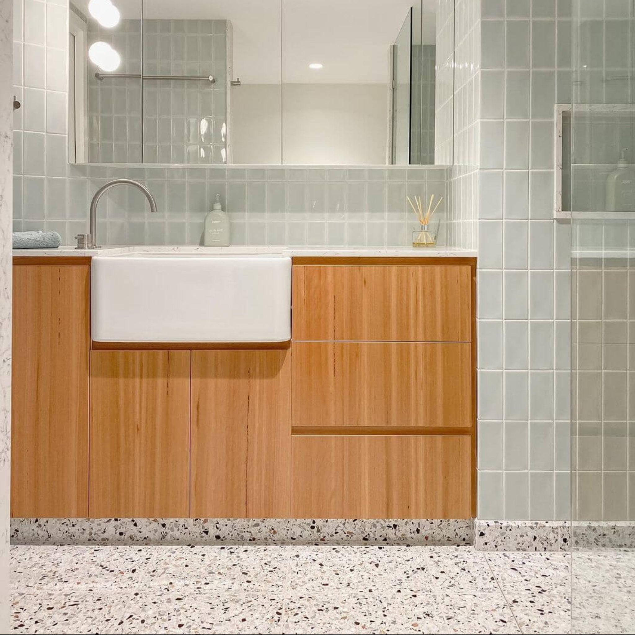 TURNER HASTINGS NOVI FARMHOUSE BUTLER SINK WITH OVERFLOW GLOSS WHITE 600MM