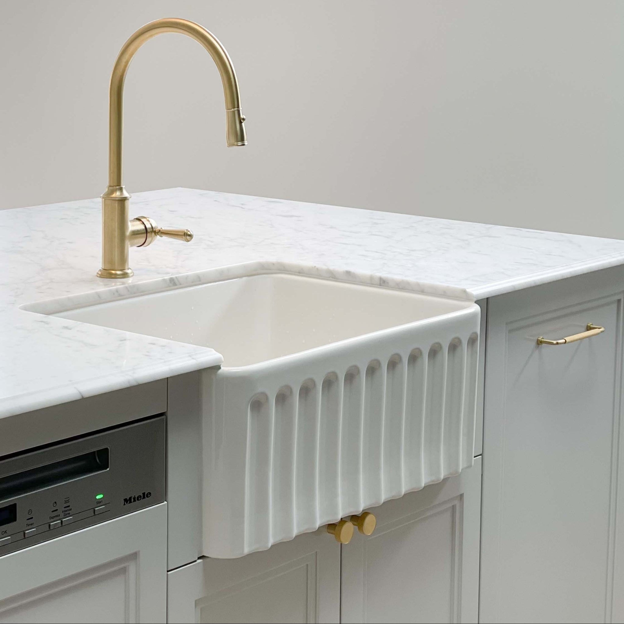 TURNER HASTINGS NOVI FARMHOUSE BUTLER SINK WITH OVERFLOW GLOSS WHITE 600MM