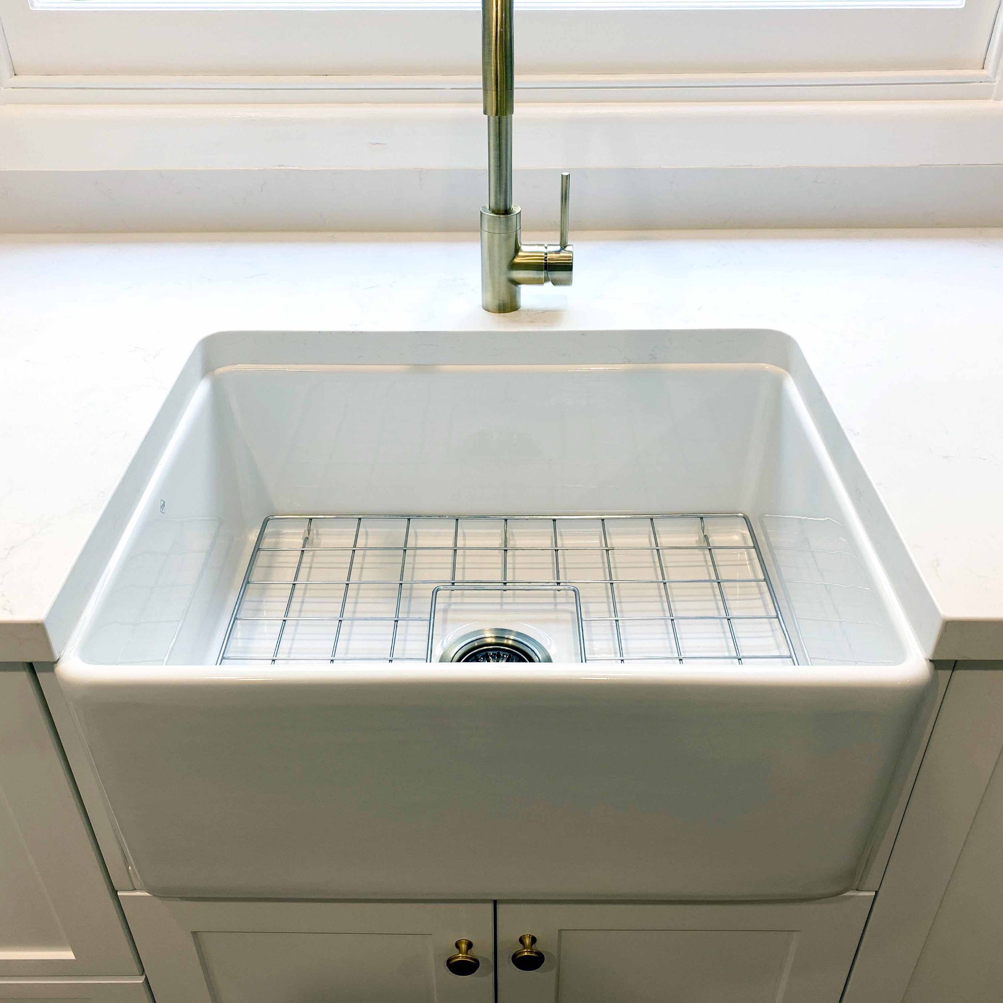 TURNER HASTINGS NOVI FARMHOUSE BUTLER SINK WITH OVERFLOW GLOSS WHITE 600MM