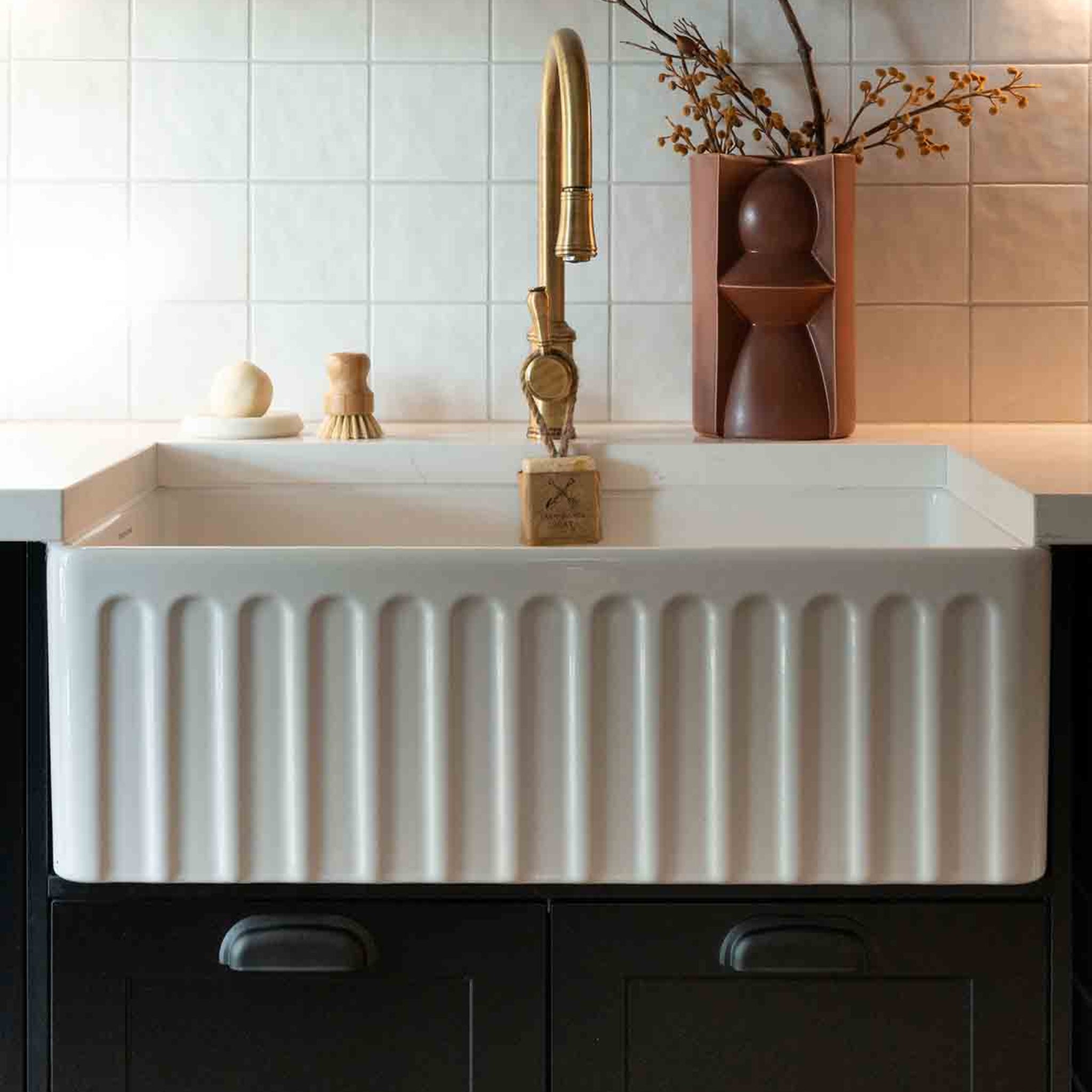 TURNER HASTINGS NOVI FARMHOUSE BUTLER SINK GLOSS WHITE 765MM