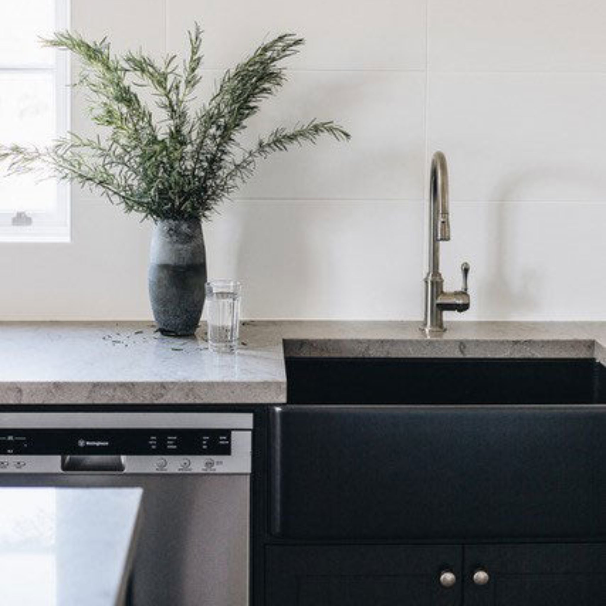 TURNER HASTINGS NOVI FARMHOUSE BUTLER SINK WITH OVERFLOW MATTE BLACK 765MM