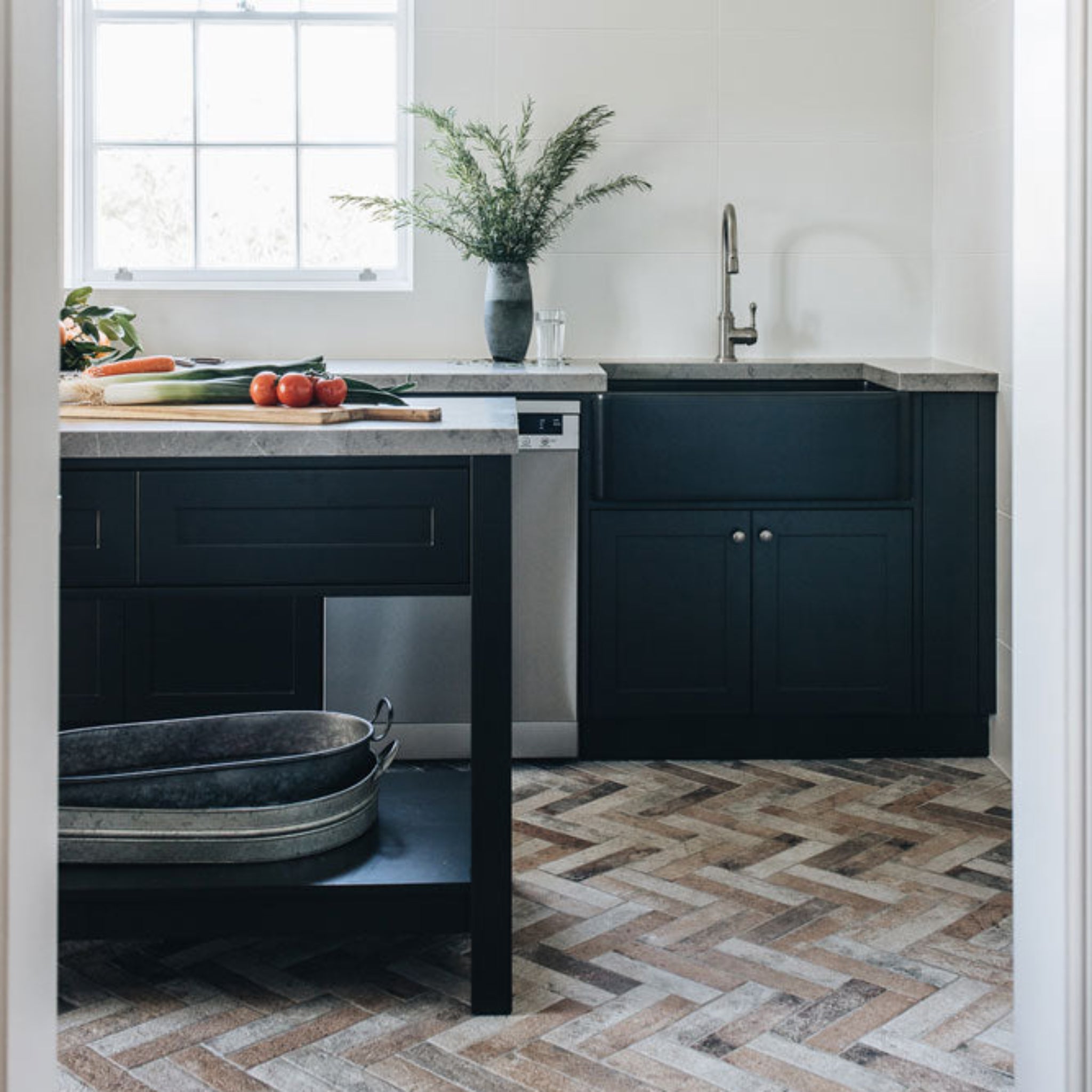 TURNER HASTINGS NOVI FARMHOUSE BUTLER SINK WITH OVERFLOW MATTE BLACK 765MM