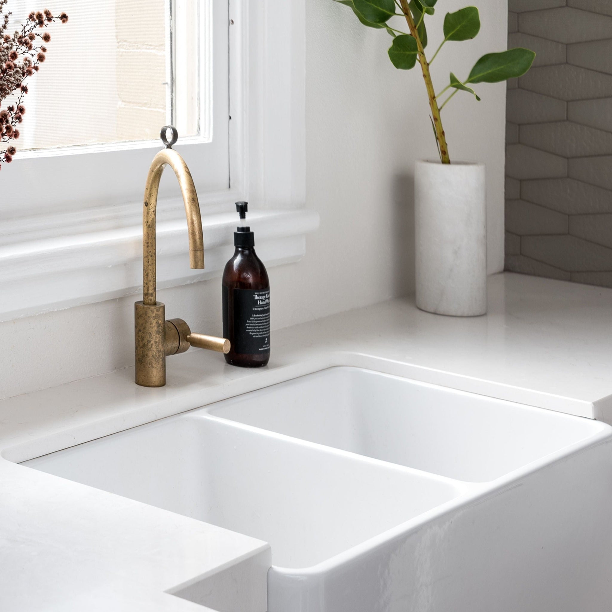 TURNER HASTINGS NOVI FARMHOUSE DOUBLE BOWL BUTLER SINK GLOSS WHITE 850MM