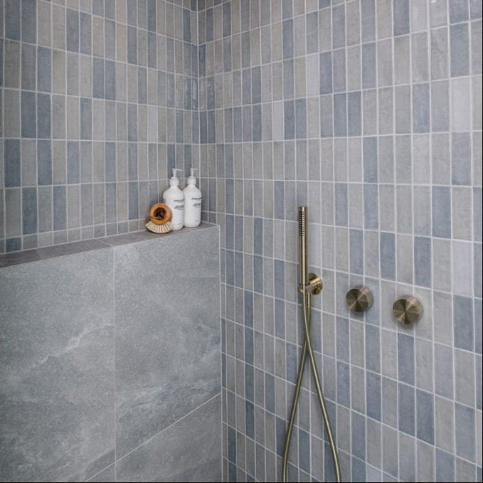 NERO SLIM SHOWER ON BRACKET BRUSHED GOLD