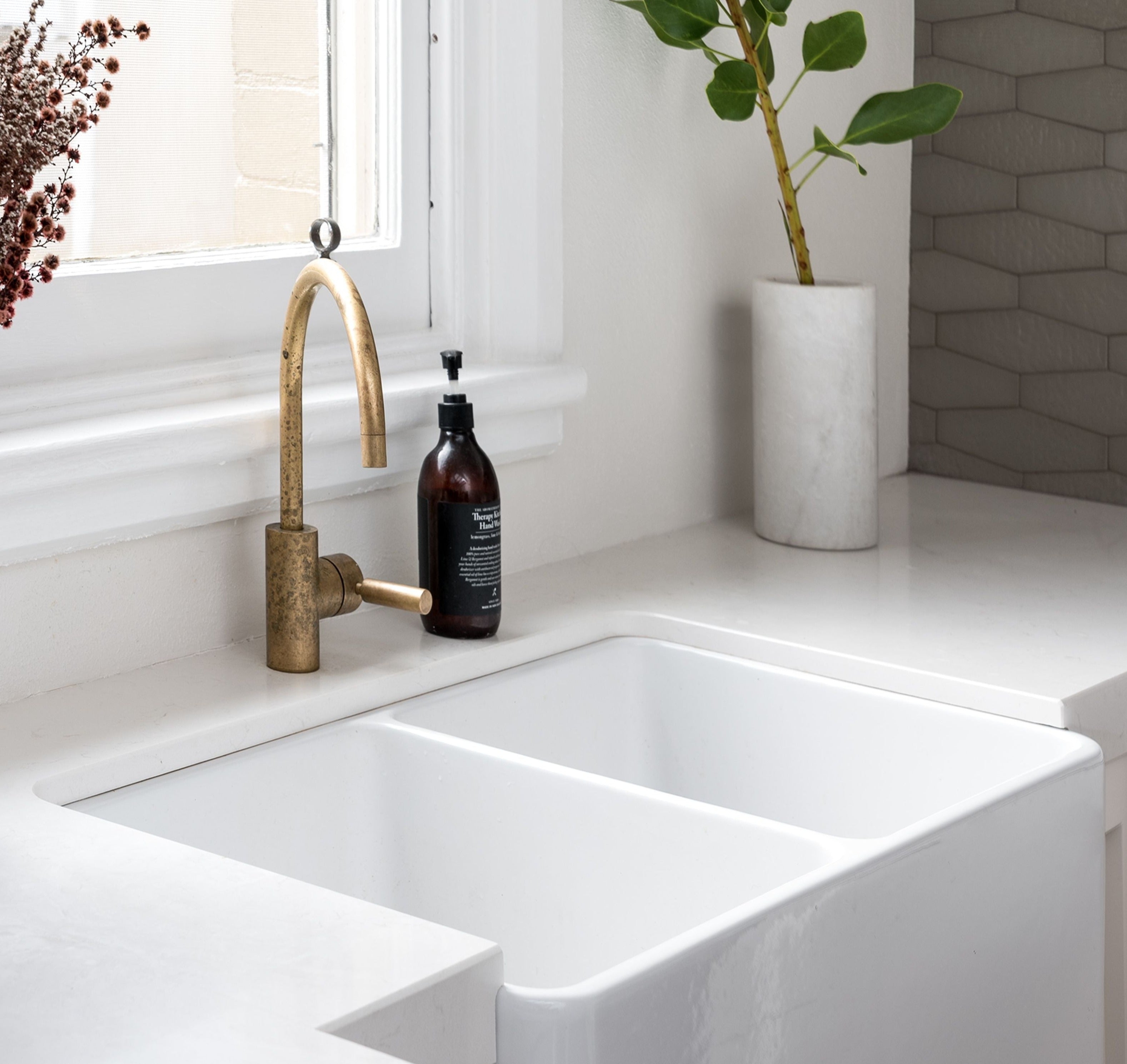 TURNER HASTINGS NOVI FARMHOUSE DOUBLE BOWL BUTLER SINK GLOSS WHITE 850MM