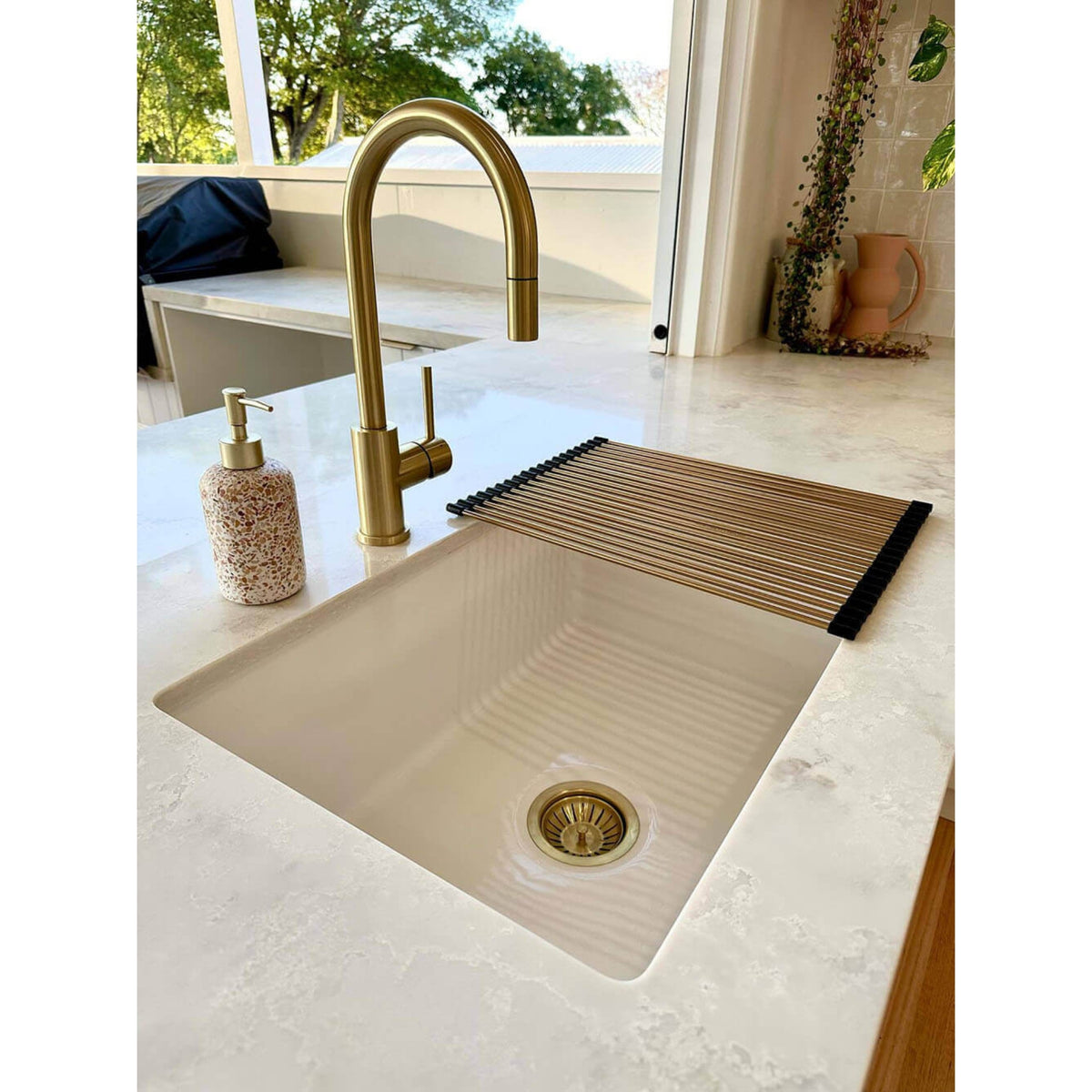 TURNER HASTINGS ROLL-UP SINK DRAINER 436MM BRUSHED BRASS