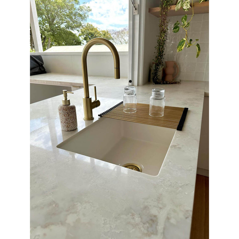 TURNER HASTINGS ROLL-UP SINK DRAINER 436MM BRUSHED BRASS