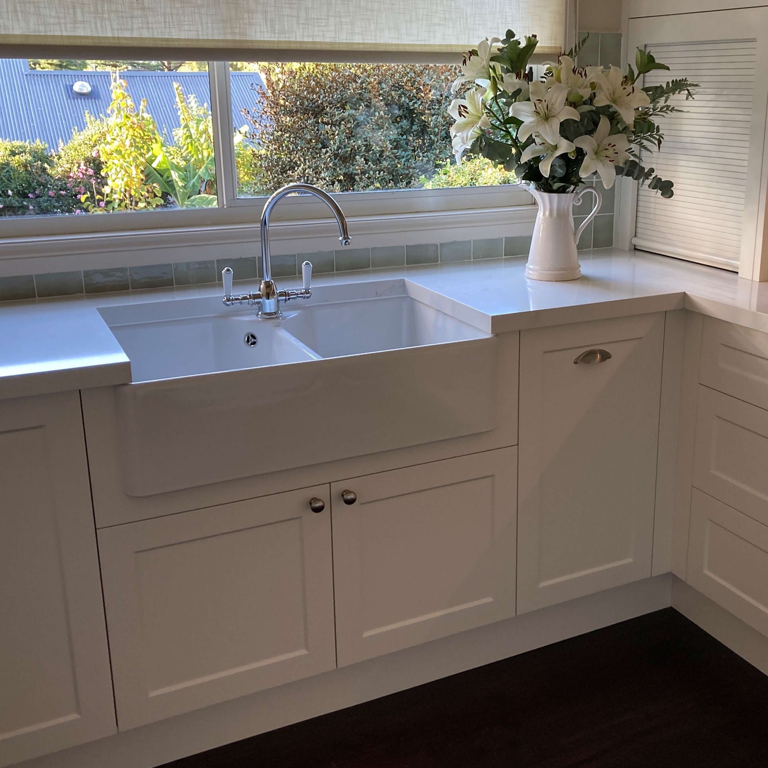 TURNER HASTINGS CHESTER FARMHOUSE DOUBLE BOWL BUTLER SINK WITH TAPHOLE AND OVERFLOW GLOSS WHITE 800MM