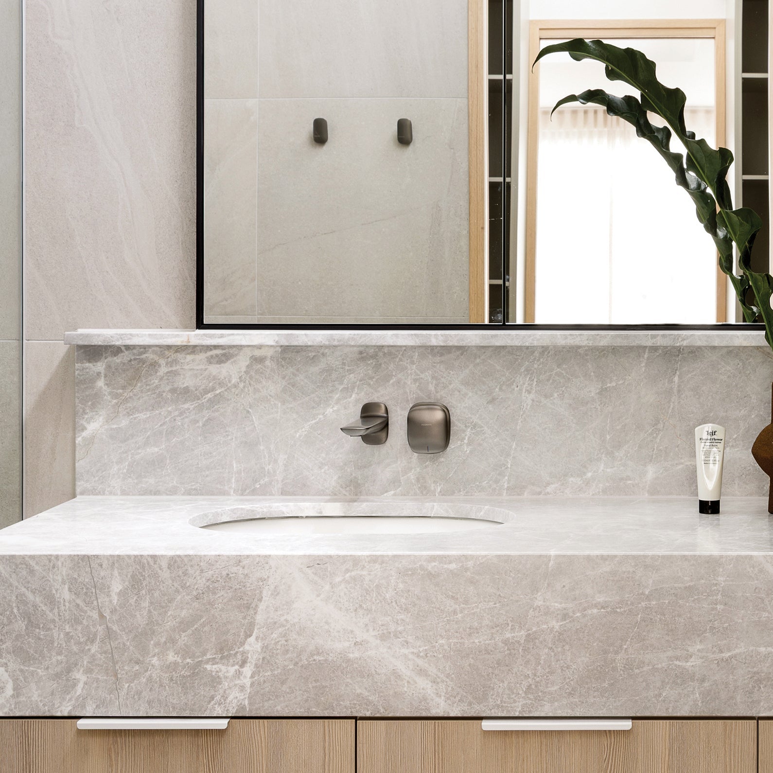 PHOENIX NUAGE ROBE HOOK BRUSHED CARBON 47MM