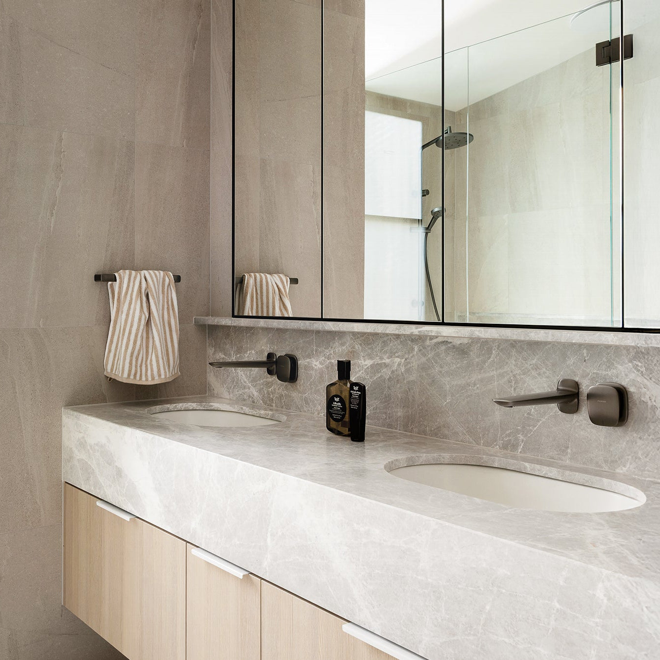 PHOENIX NUAGE NON-HEATED HAND TOWEL RAIL BRUSHED CARBON 290MM