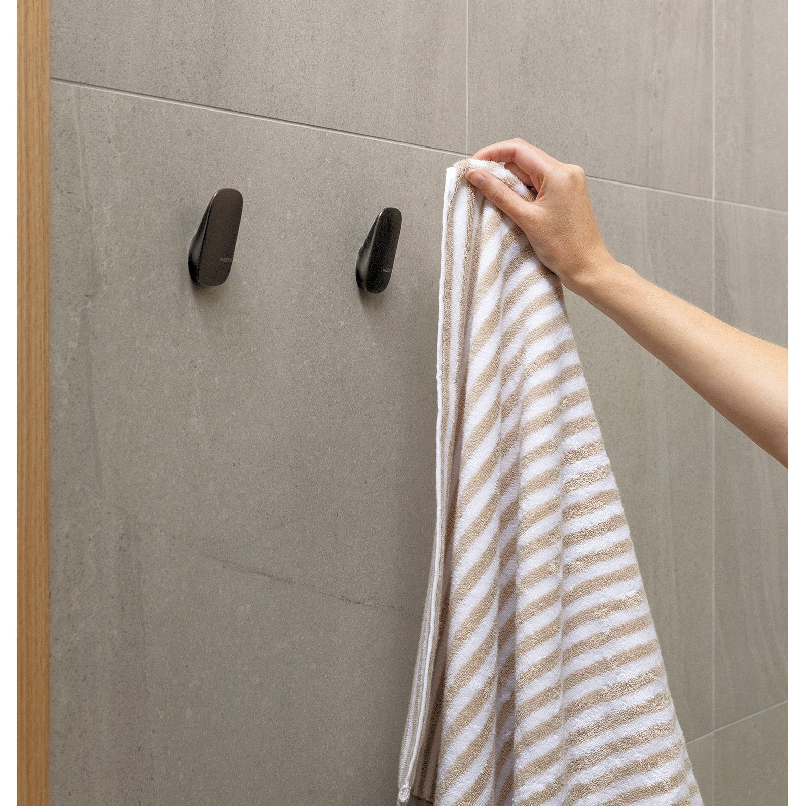 PHOENIX NUAGE ROBE HOOK BRUSHED CARBON 47MM