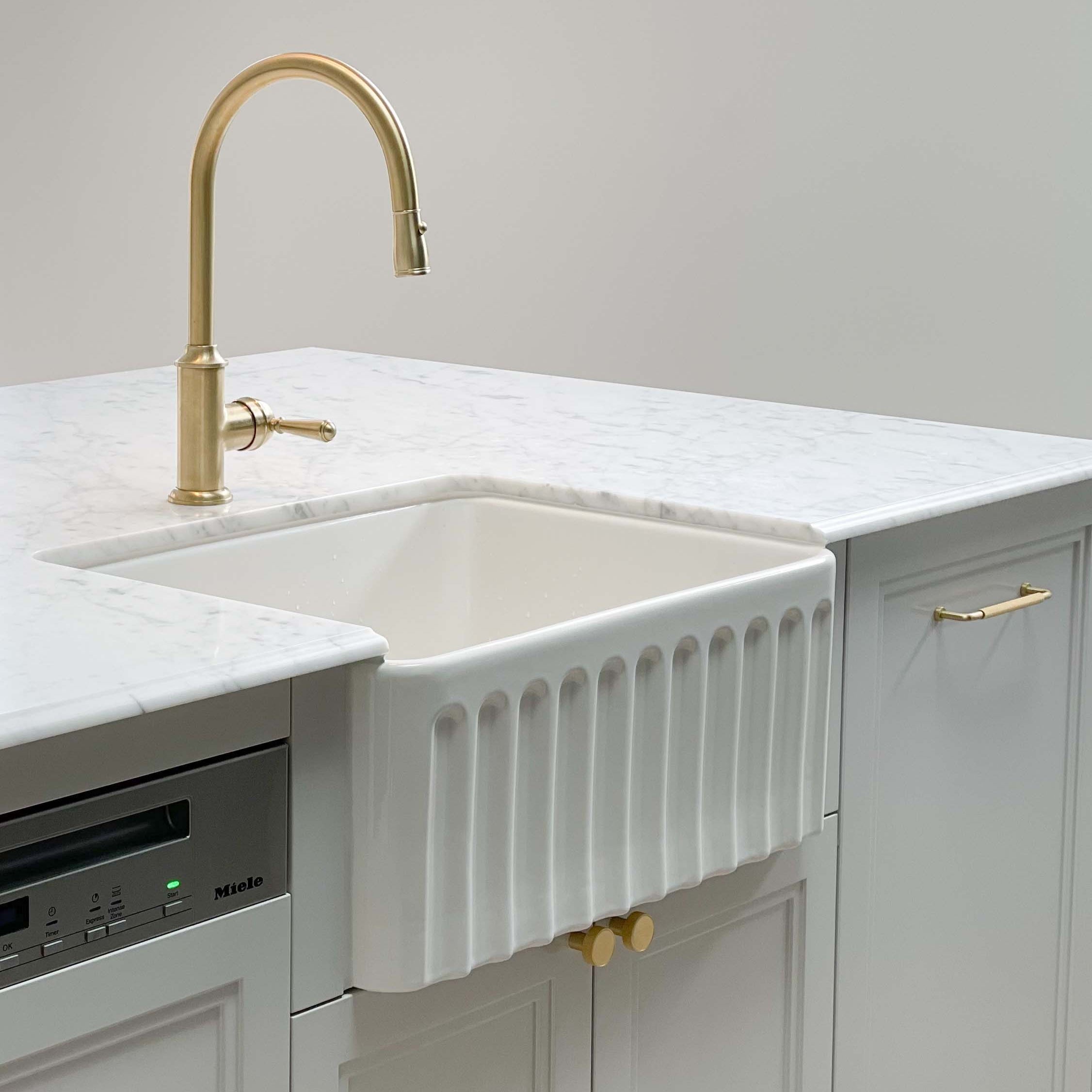TURNER HASTINGS NOVI FARMHOUSE BUTLER SINK GLOSS WHITE 600MM