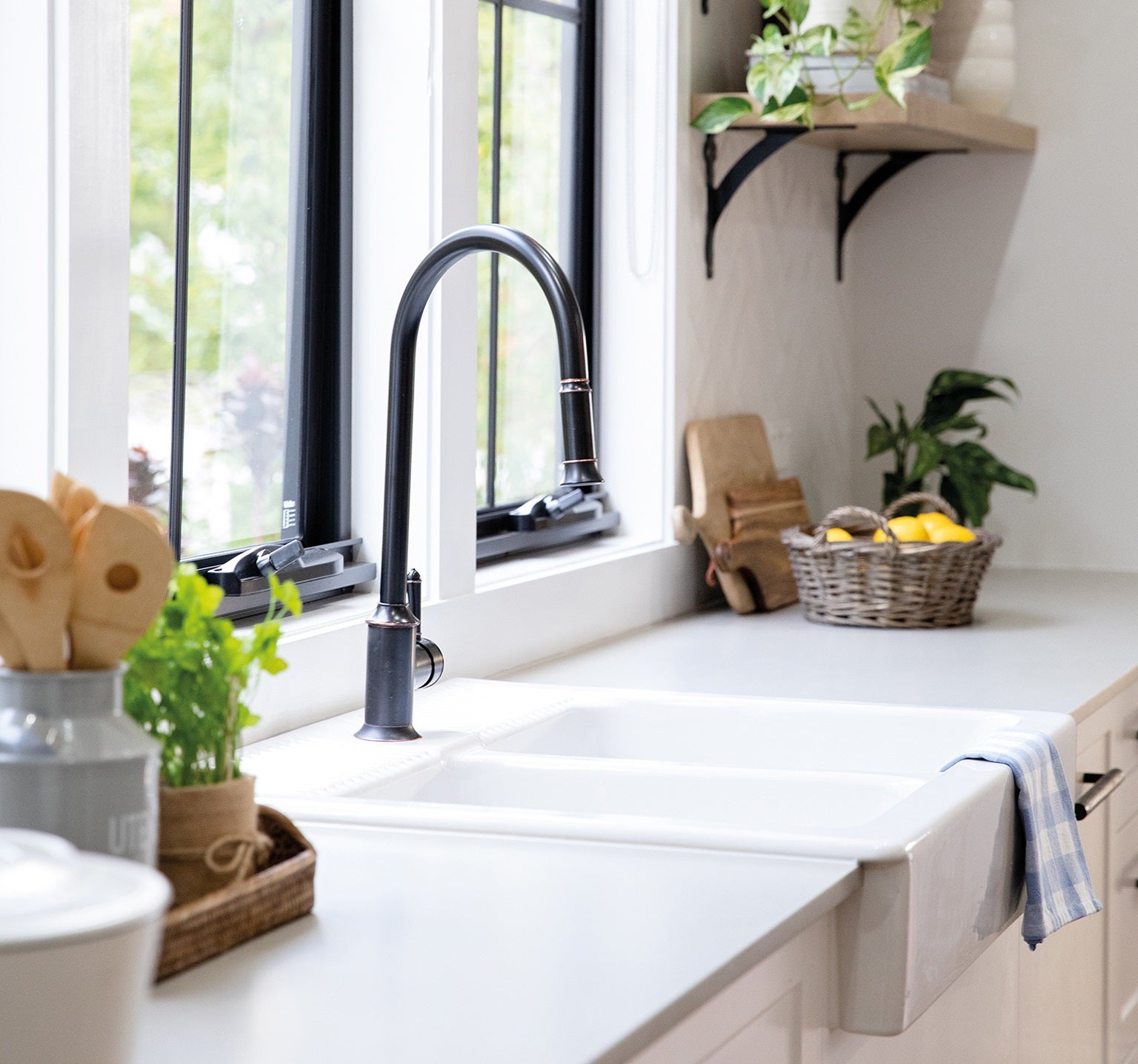 PHOENIX NOSTALGIA PULL OUT SINK MIXER ANTIQUE BLACK