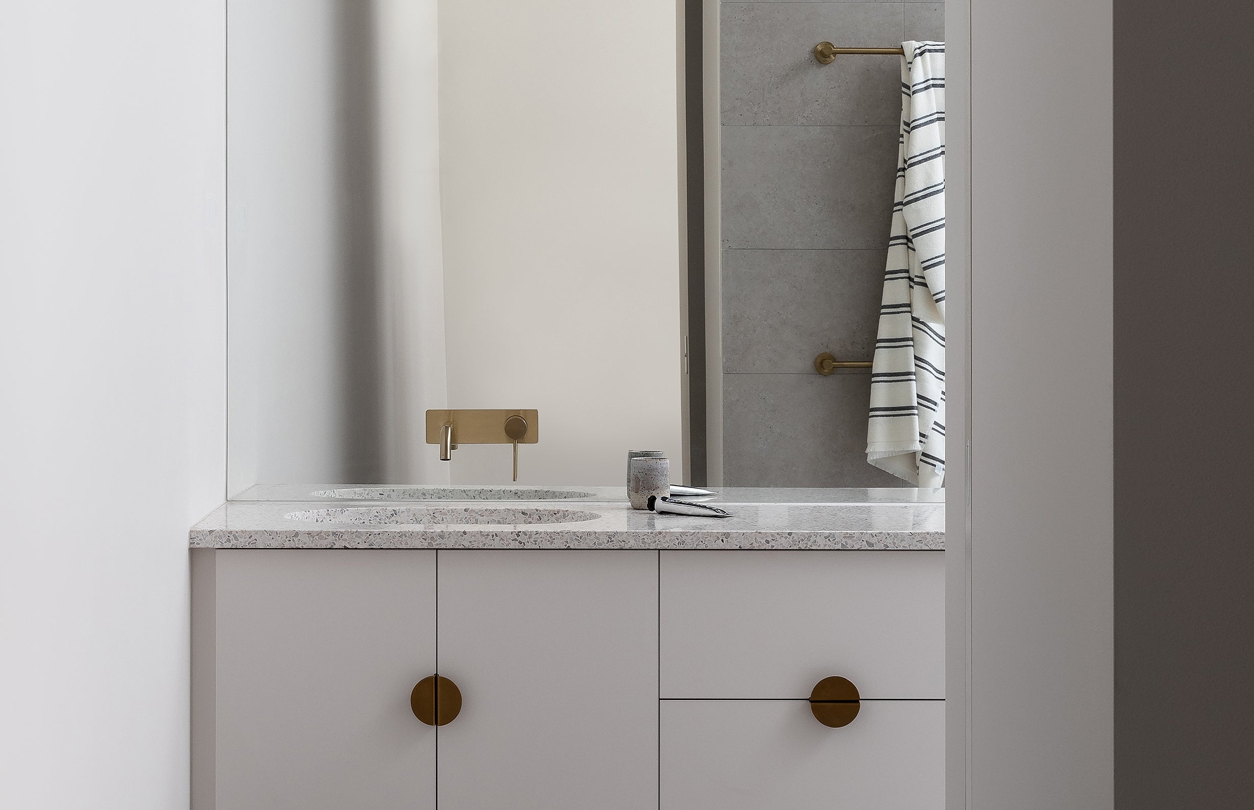 PHOENIX RADII SINGLE NON-HEATED TOWEL RAIL ROUND PLATE BRUSHED GOLD 600MM