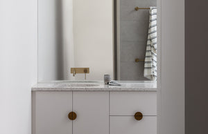 PHOENIX RADII SINGLE NON-HEATED TOWEL RAIL ROUND PLATE BRUSHED GOLD 600MM