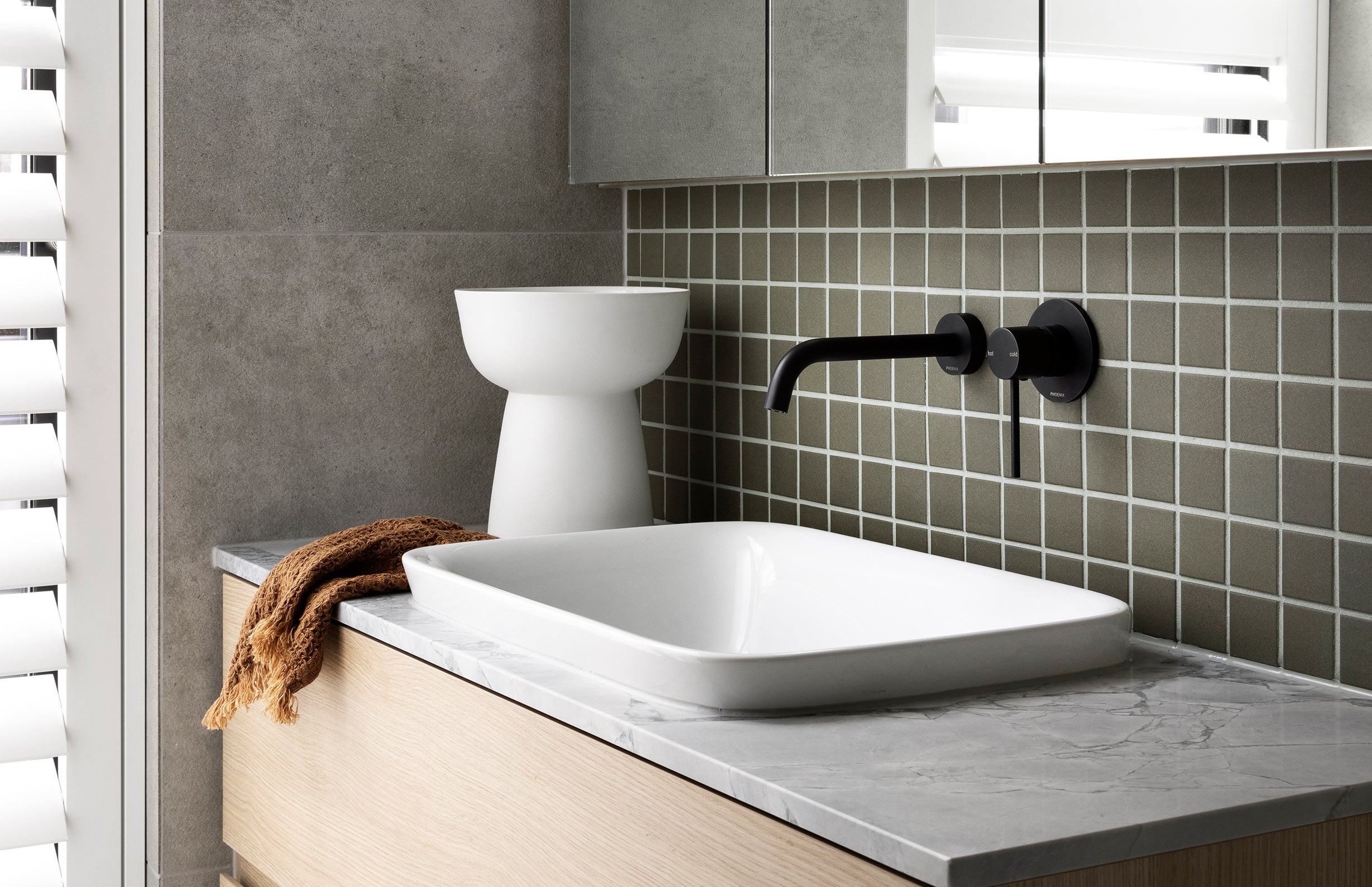 PHOENIX VIVID SLIMLINE WALL BASIN OUTLET 185MM MATTE BLACK