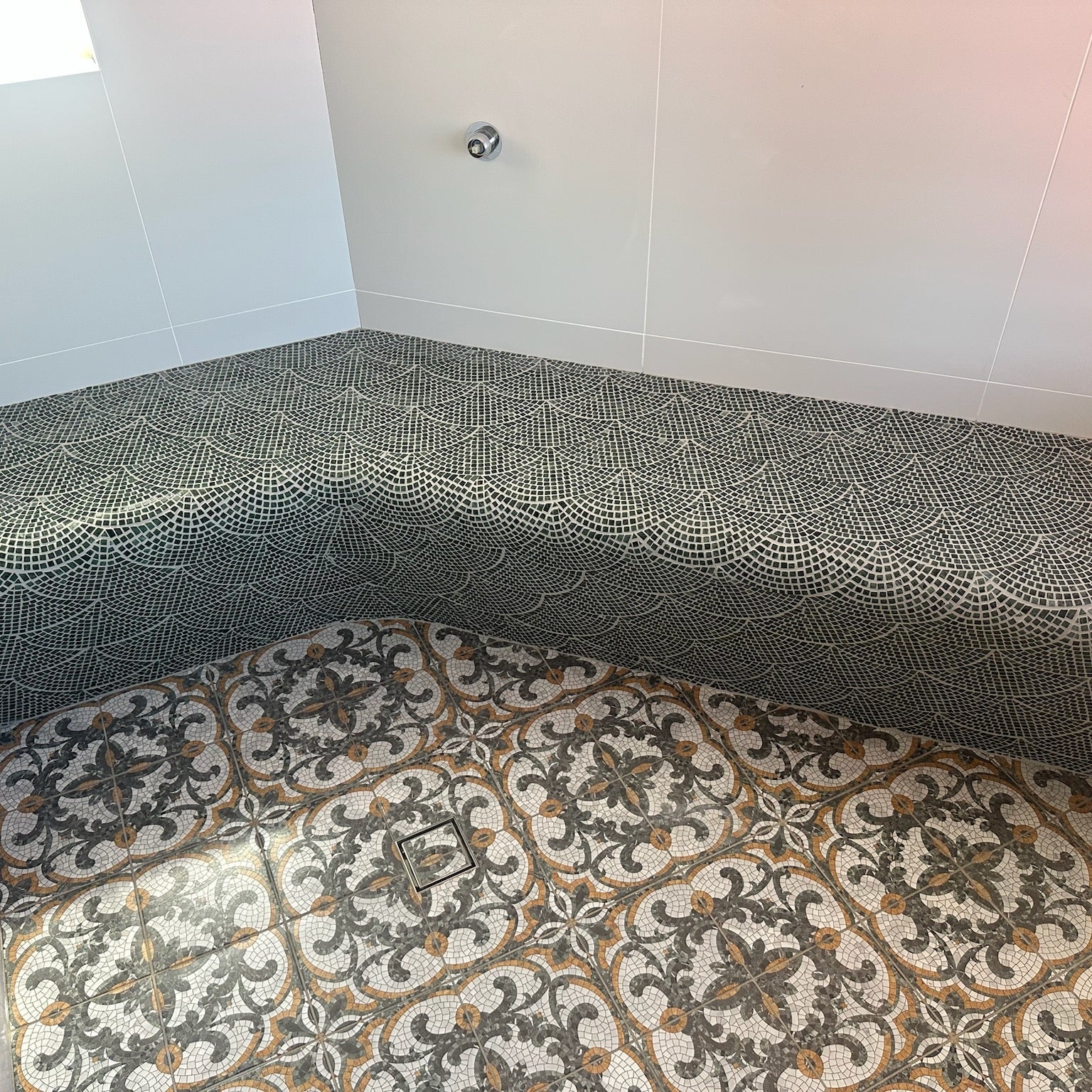 RADIANT HEATING THERMASHEET CURVED SHOWER SEAT 1200X450X470MM