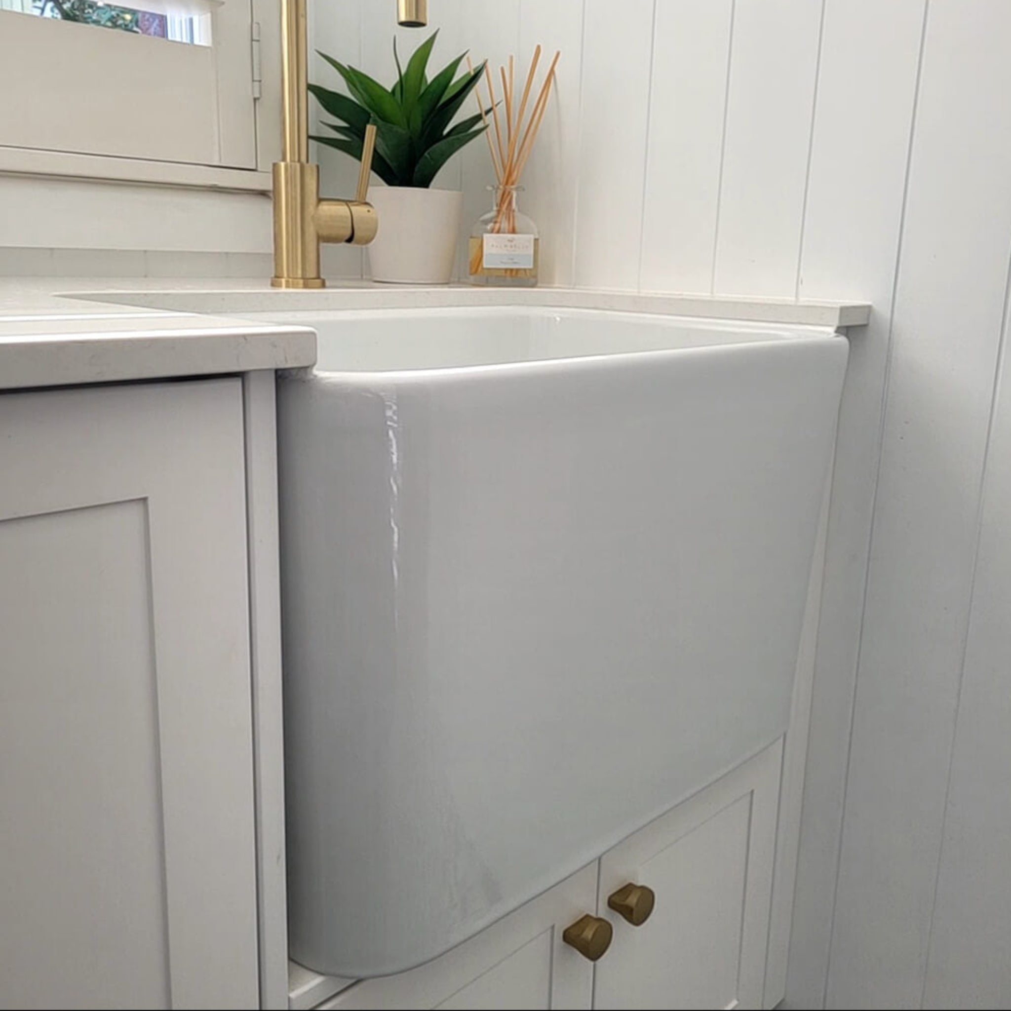 TURNER HASTINGS TRIBO FINE FIRECLAY SINK GLOSS WHITE 597MM