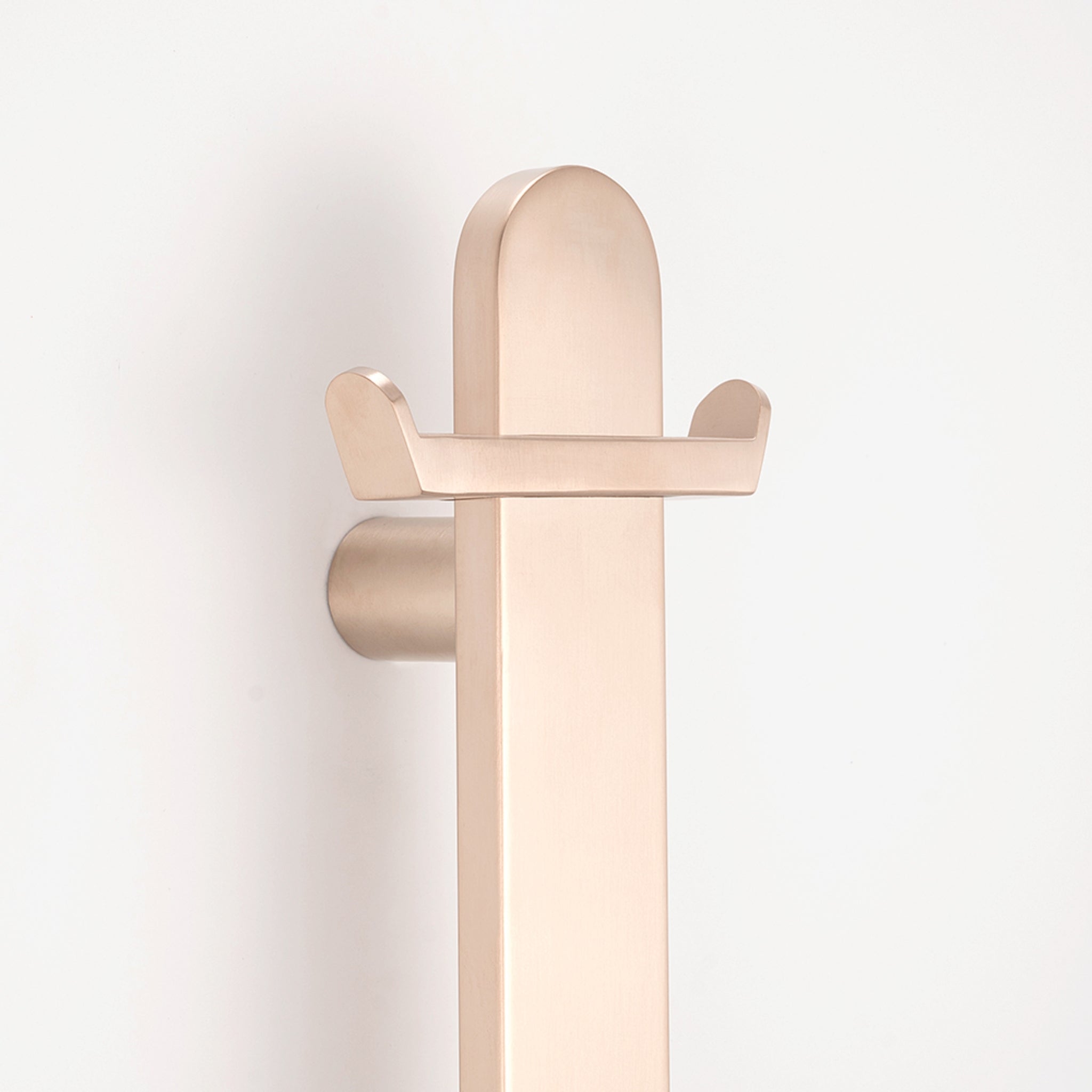 RADIANT HEATING NON-HEATED VERTICAL SINGLE TOWEL RAIL CHAMPAGNE 930MM