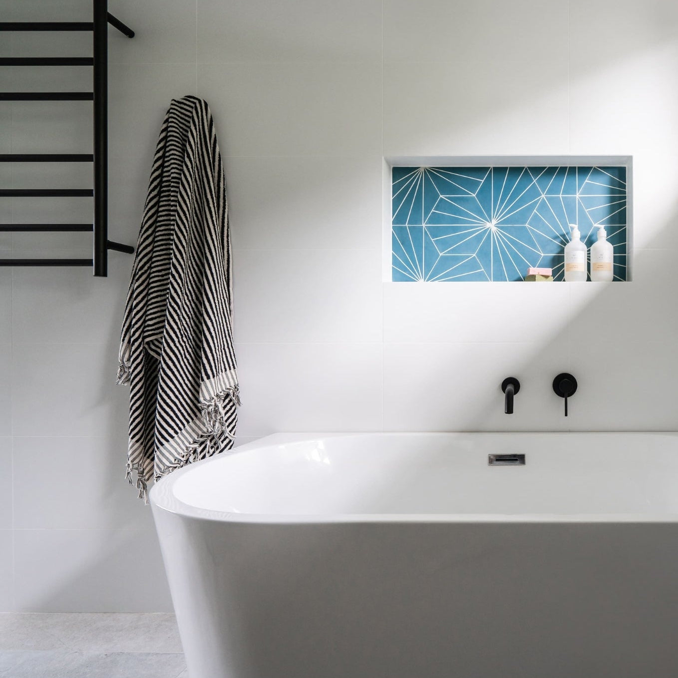 THERMOGROUP ROUND LADDER HEATED TOWEL RAIL MATTE BLACK 600MM