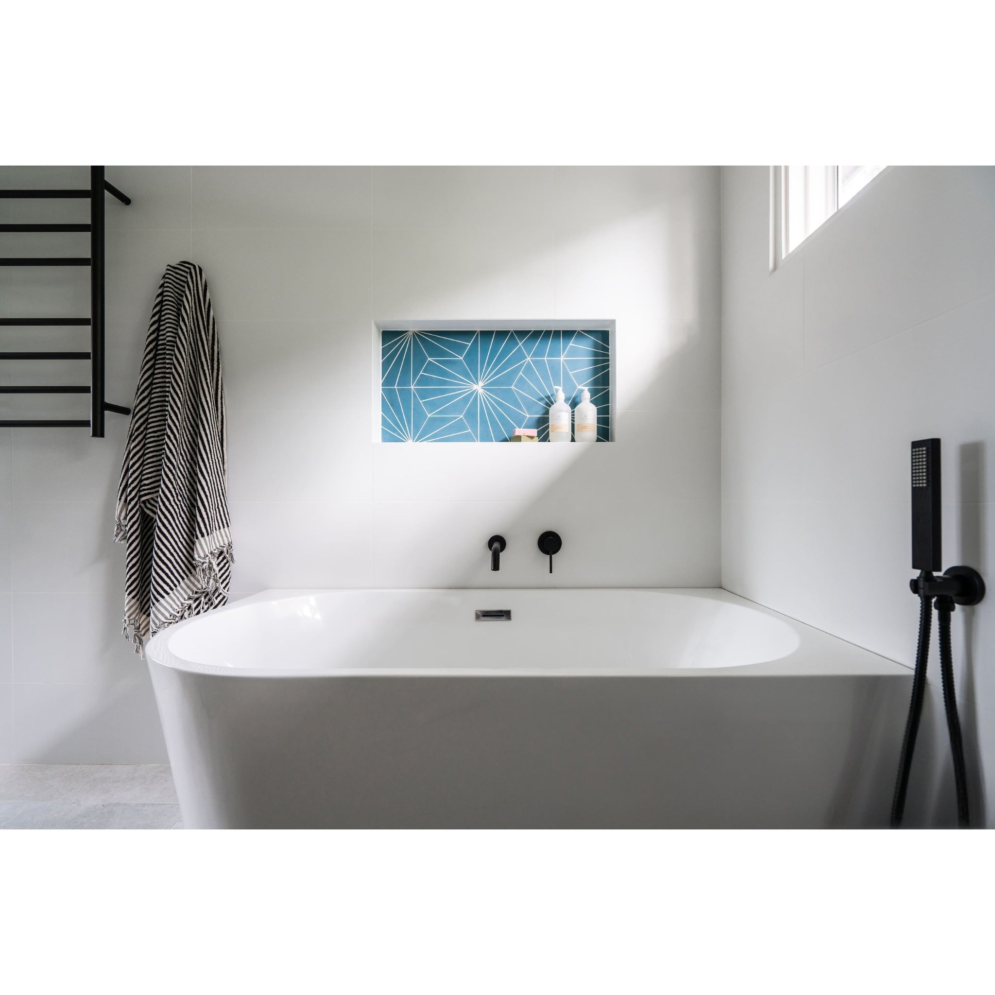 THERMOGROUP ROUND LADDER HEATED TOWEL RAIL MATTE BLACK 600MM