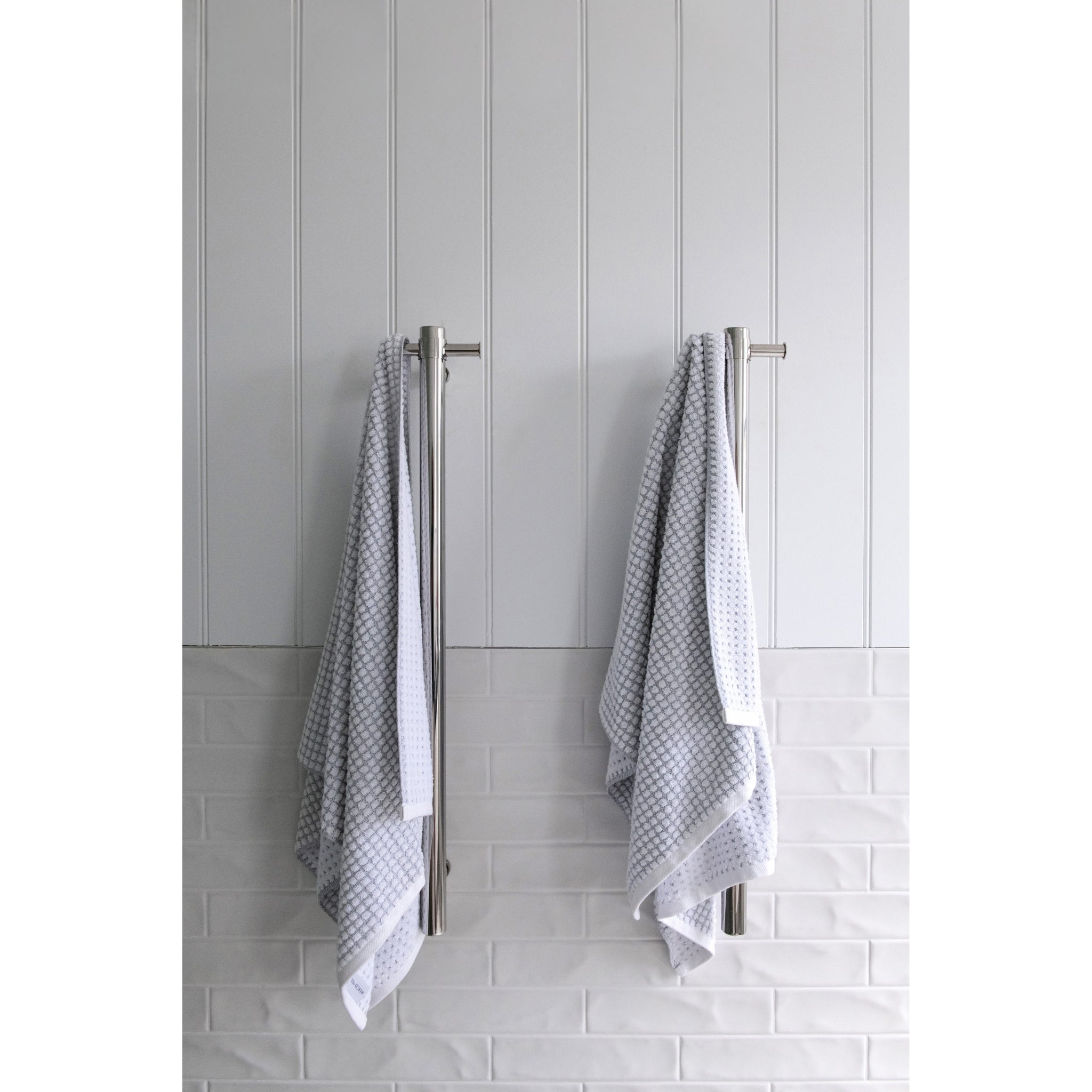 THERMOGROUP STRAIGHT ROUND VERTICAL SINGLE HEATED TOWEL RAIL 900MM