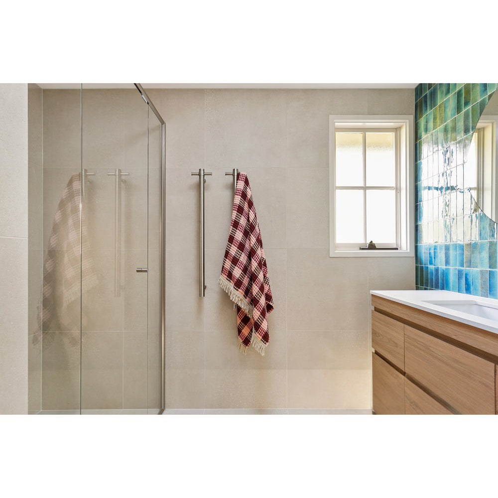 THERMOGROUP STRAIGHT ROUND VERTICAL SINGLE HEATED TOWEL RAIL 900MM