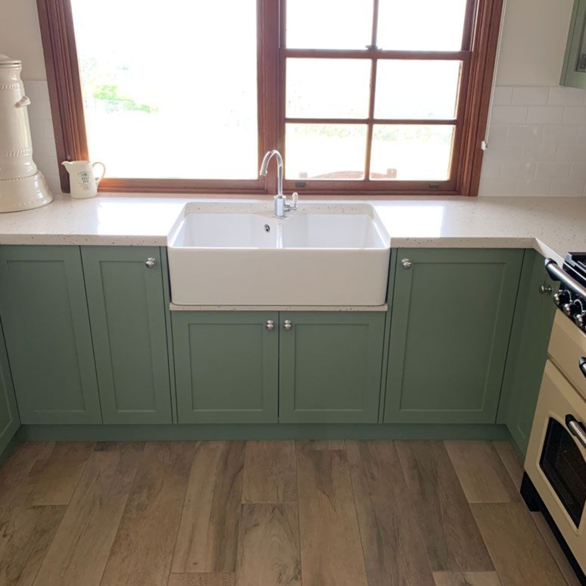 TURNER HASTINGS CHESTER FARMHOUSE DOUBLE BOWL BUTLER SINK WITH TAPHOLE AND OVERFLOW GLOSS WHITE 800MM