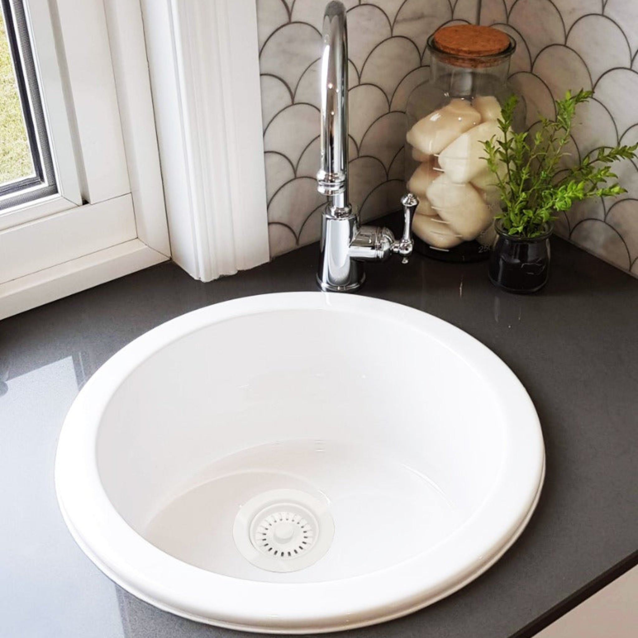 TURNER HASTINGS BASKET WASTE WITH LONG SCREW 90MM MATTE WHITE