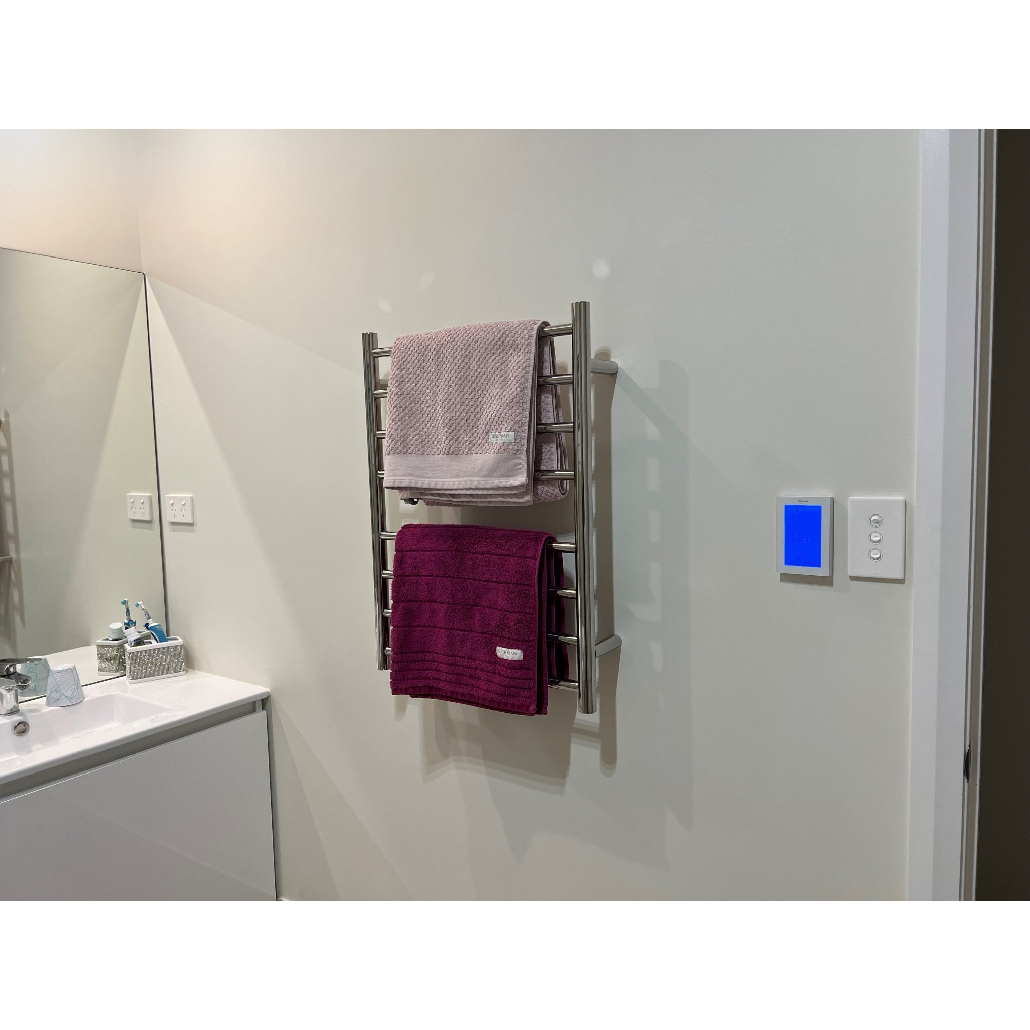 THERMOGROUP STRAIGHT ROUND LADDER HEATED TOWEL RAIL 800MM